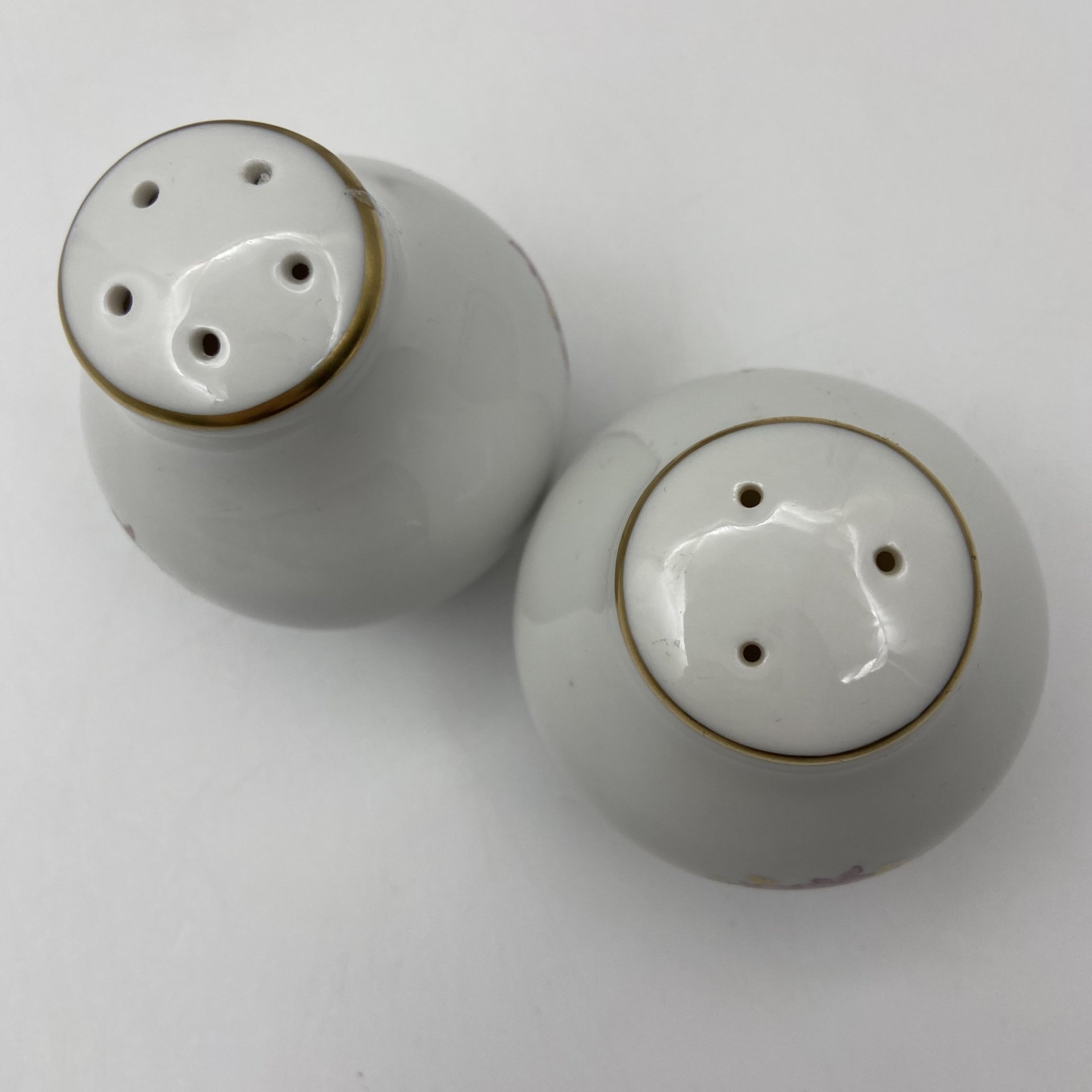 Набор для сервировки (солонка, перечница, горчичница, соусник) с цветочным декором, фарфор, деколь, золочение, Graf Von Henneberg Porzellan, 1777 Jlmenau, ГДР, 1977-1990 гг.