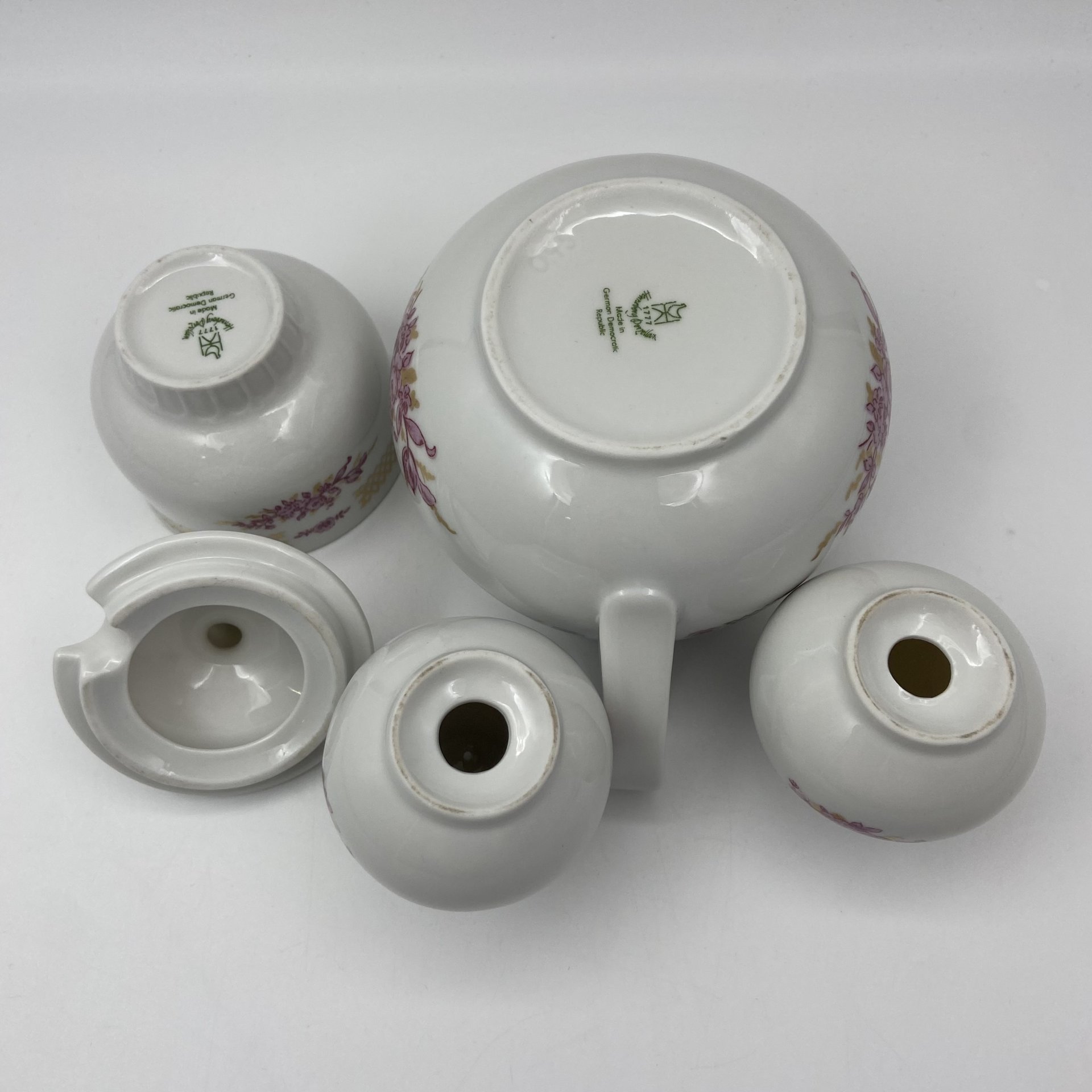 Набор для сервировки (солонка, перечница, горчичница, соусник) с цветочным декором, фарфор, деколь, золочение, Graf Von Henneberg Porzellan, 1777 Jlmenau, ГДР, 1977-1990 гг.