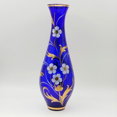 Ваза кобальтового оттенка с цветочным декором, цветное стекло, роспись, золочение, Россия, 1970-2000 гг.