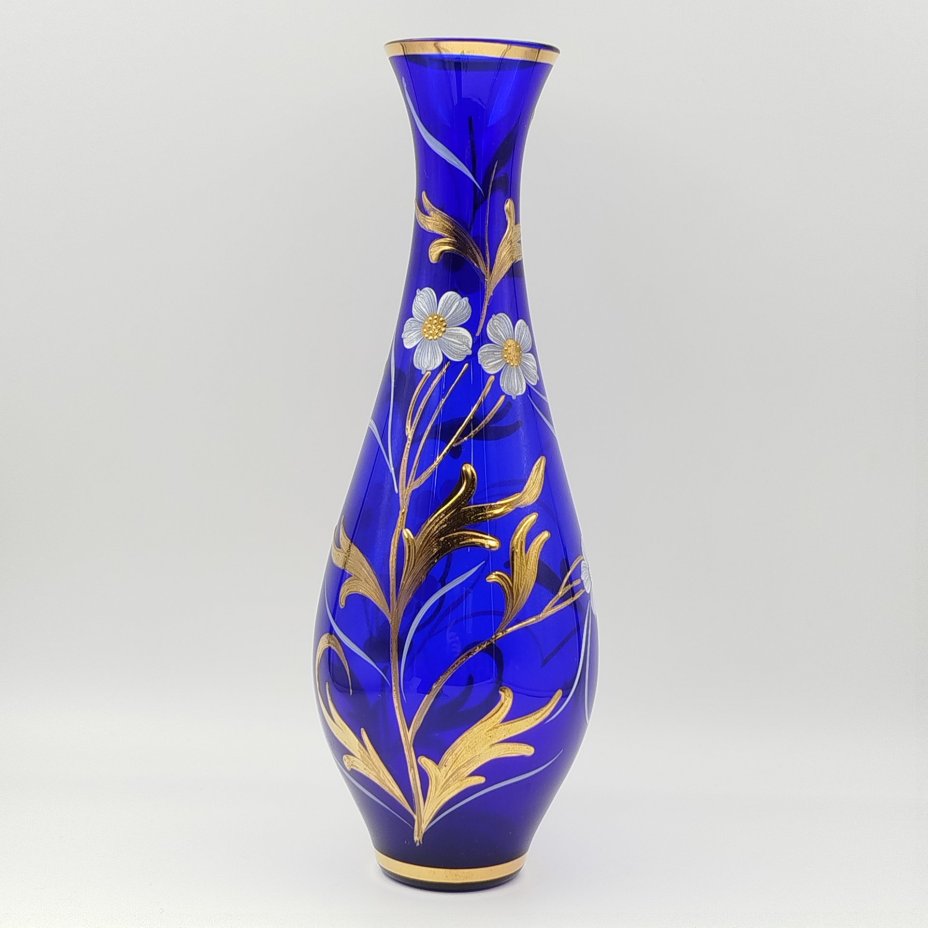 Ваза кобальтового оттенка с цветочным декором