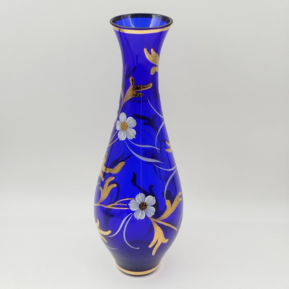 Ваза кобальтового оттенка с цветочным декором