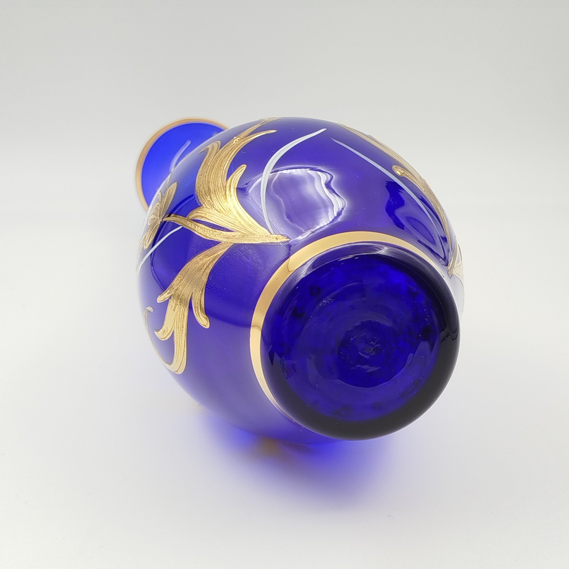 Ваза кобальтового оттенка с цветочным декором, цветное стекло, роспись, золочение, Россия, 1970-2000 гг.
