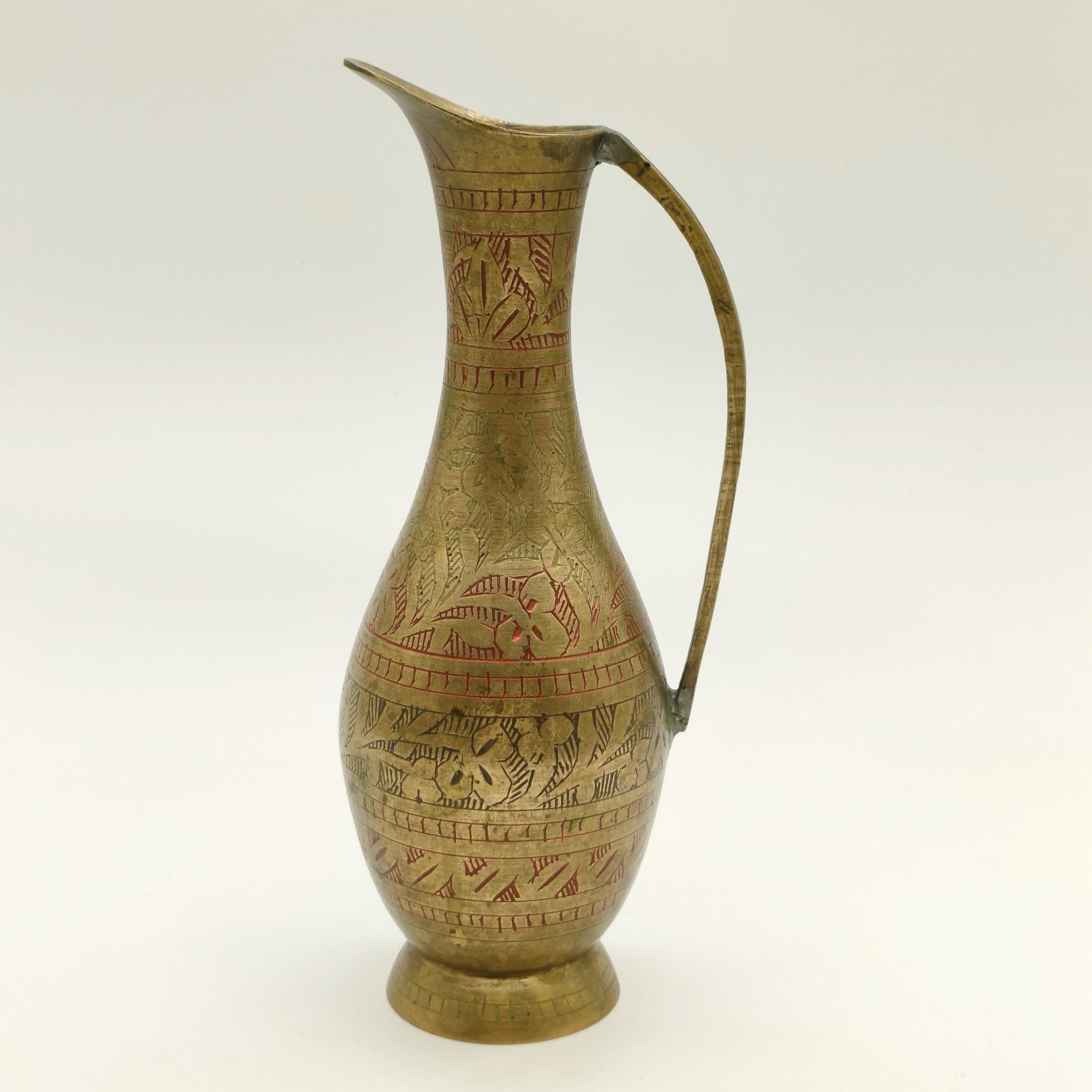 Кувшин в восточном стиле, украшенный растительным декором