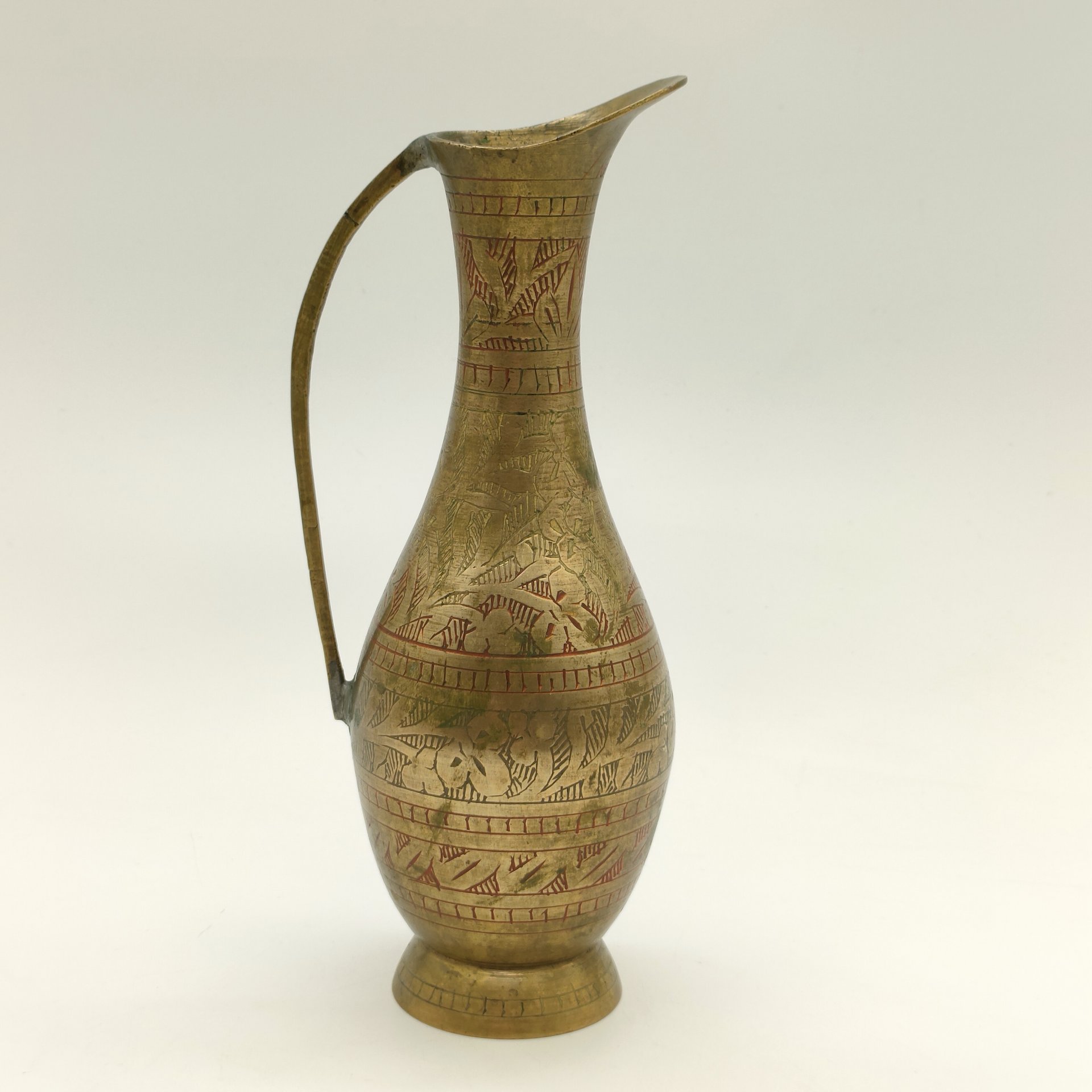 Кувшин в восточном стиле, украшенный растительным декором