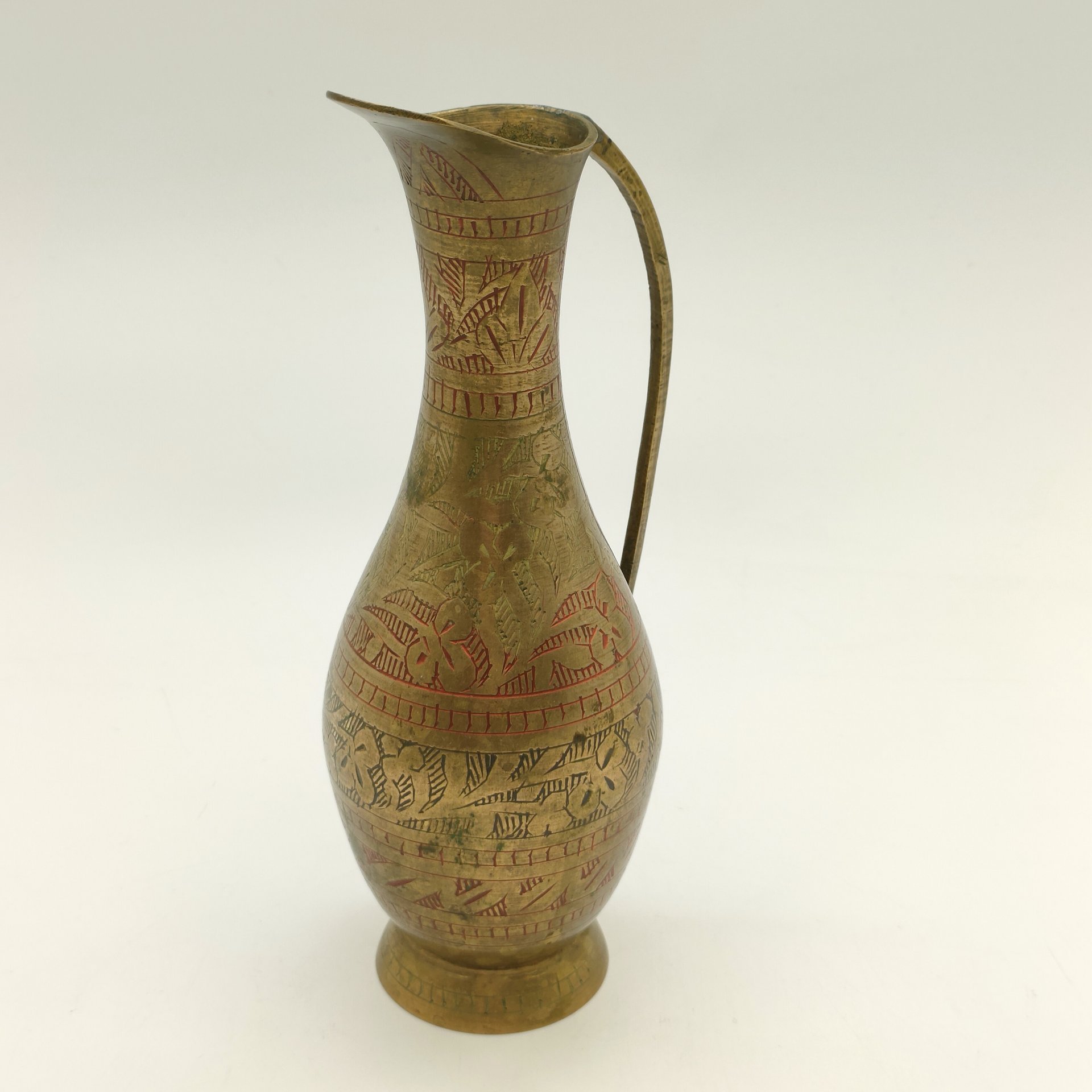 Кувшин в восточном стиле, украшенный растительным декором