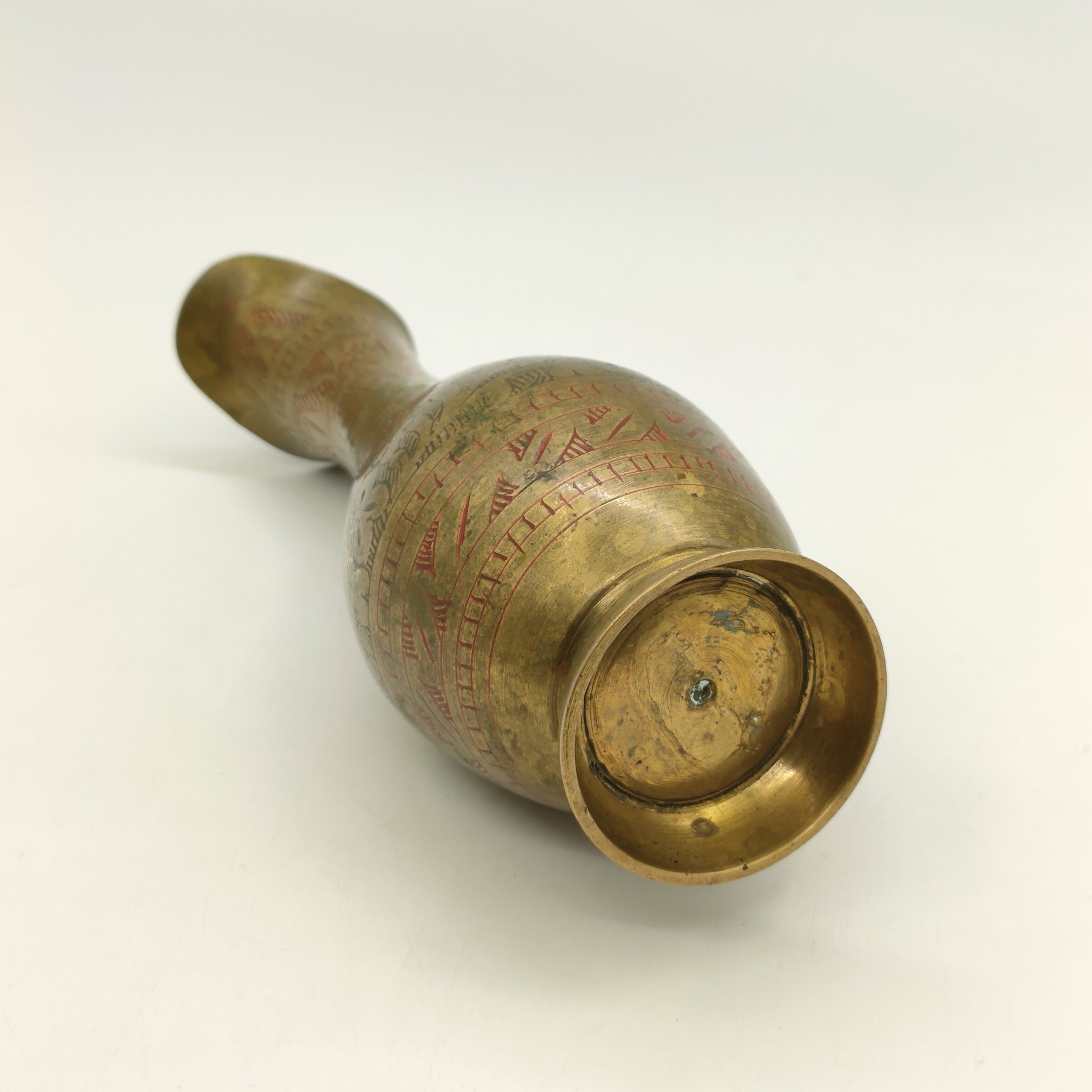 Кувшин в восточном стиле, украшенный растительным декором