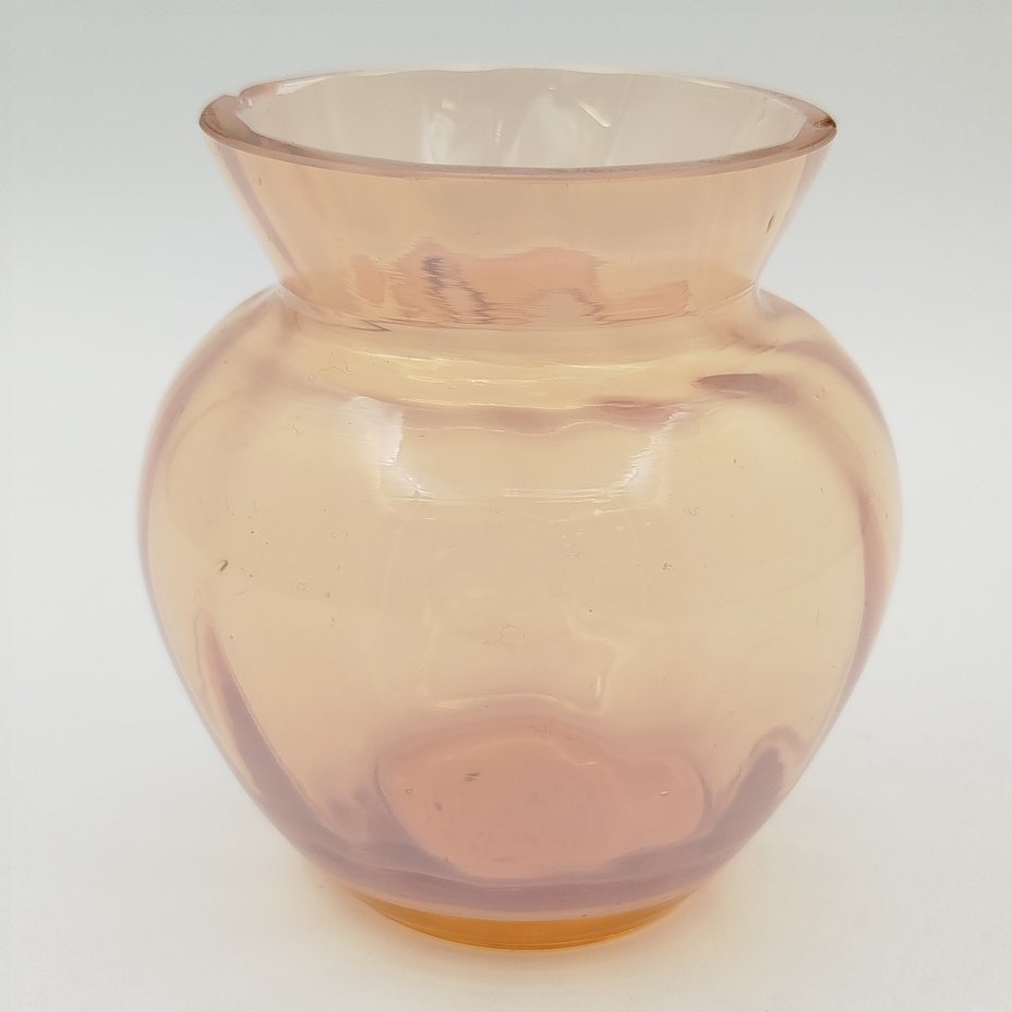 Ваза для цветов с рельефным туловом розоватого оттенка, Светлана Михайловна Бескинская, стекло, сульфидное, гранение, СССР, 1970-1990 гг.