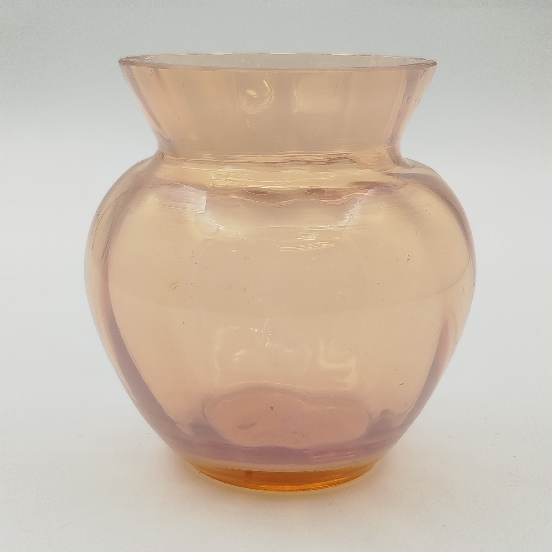 Ваза для цветов с рельефным туловом розоватого оттенка, Светлана Михайловна Бескинская, стекло, сульфидное, гранение, СССР, 1970-1990 гг.