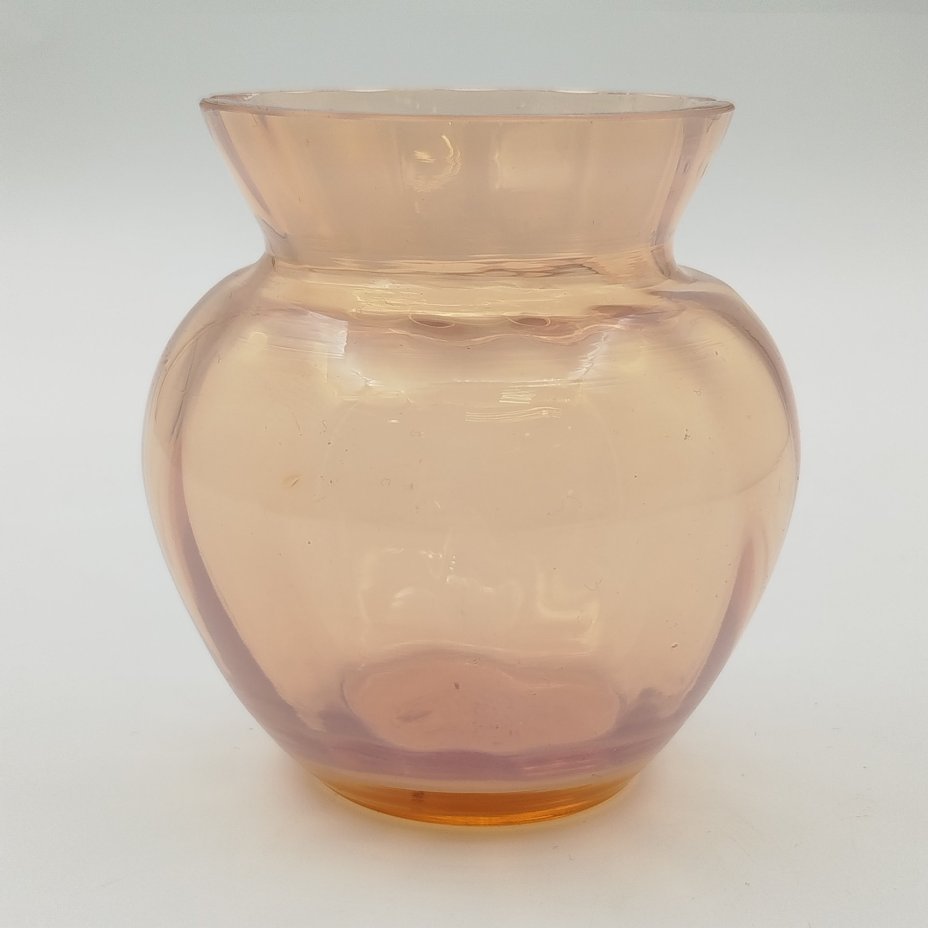 Ваза для цветов с рельефным туловом розоватого оттенка, Светлана Михайловна Бескинская