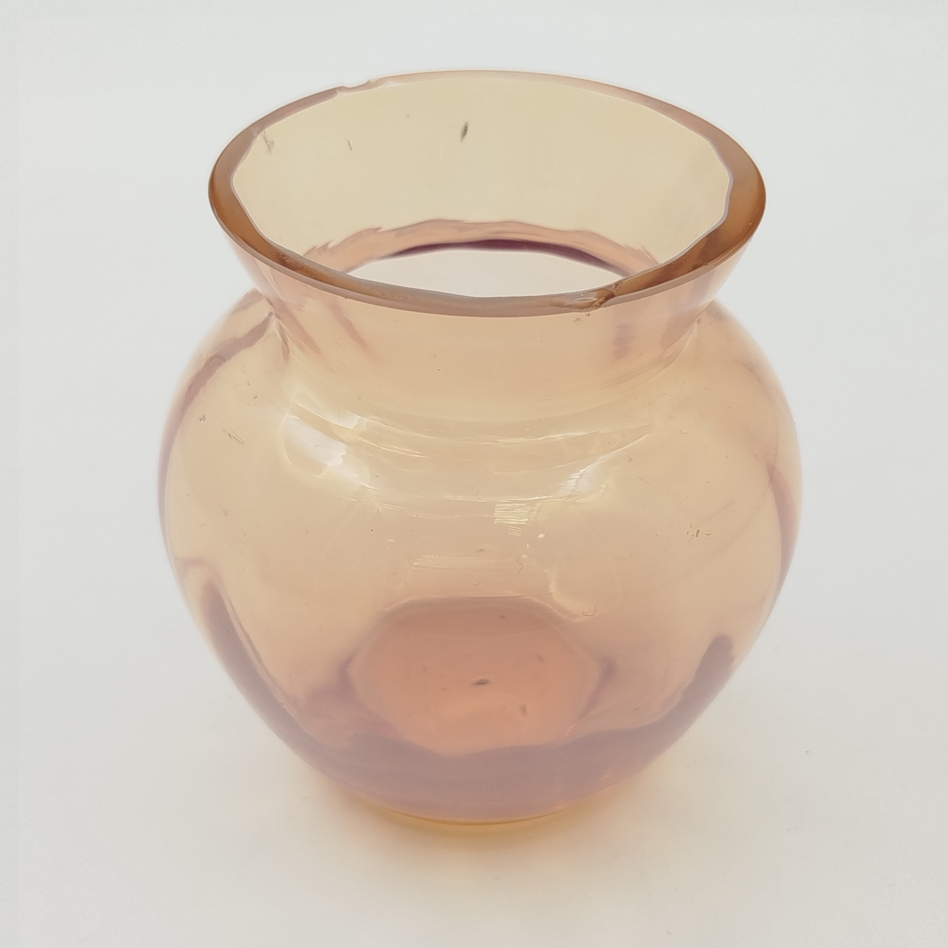 Ваза для цветов с рельефным туловом розоватого оттенка, Светлана Михайловна Бескинская, стекло, сульфидное, гранение, СССР, 1970-1990 гг.