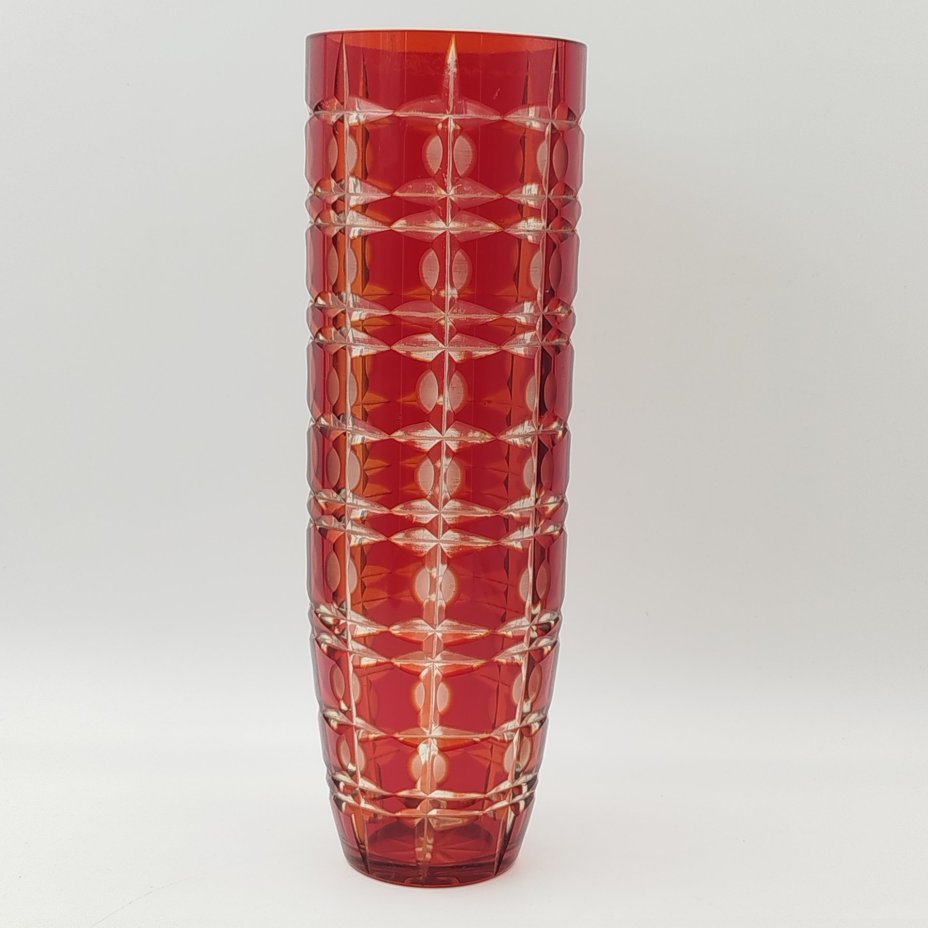 Ваза «Подарочная» рубинового оттенка с геометрическим декором, автор А.И. Новиков