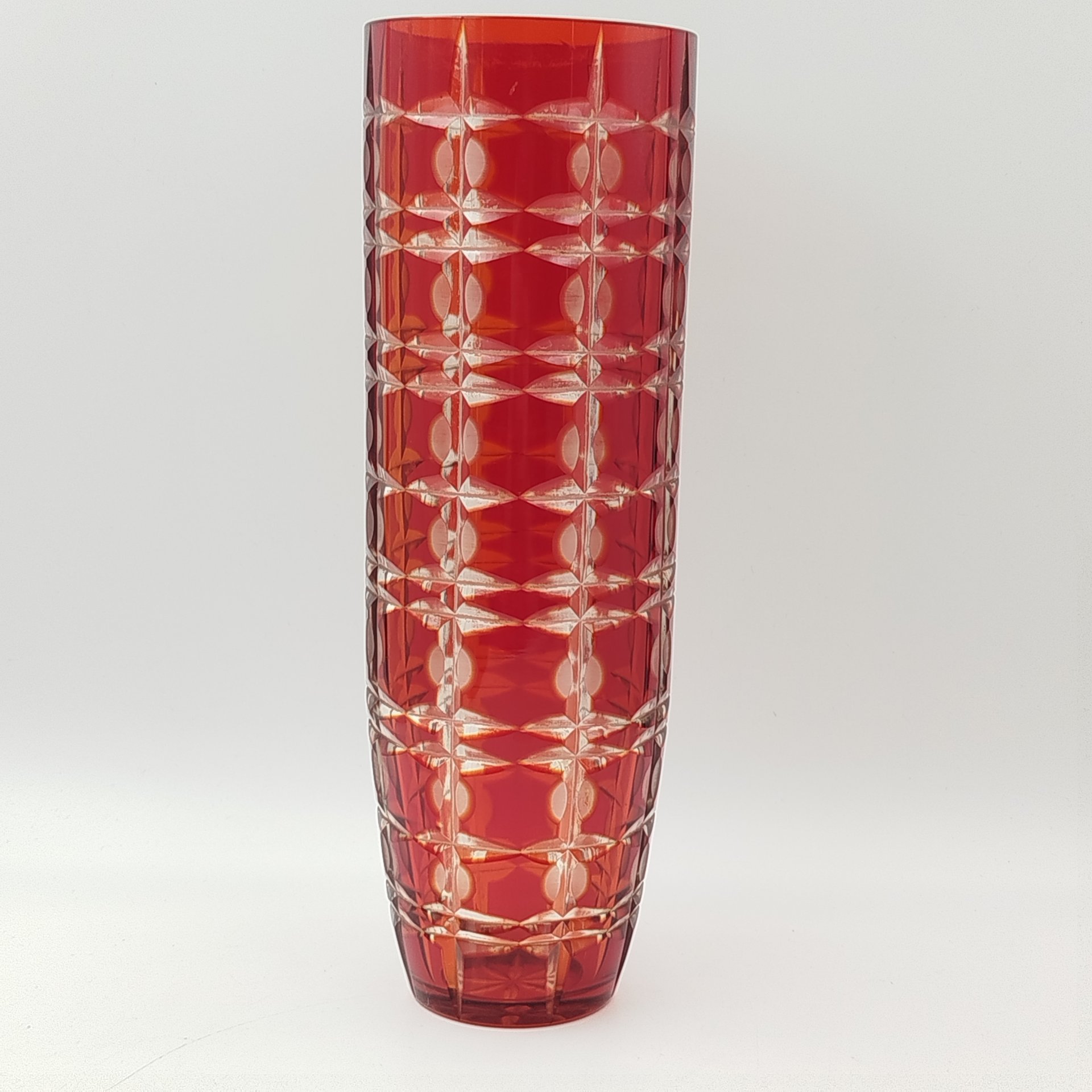 Ваза «Подарочная» рубинового оттенка с геометрическим декором, автор А.И. Новиков