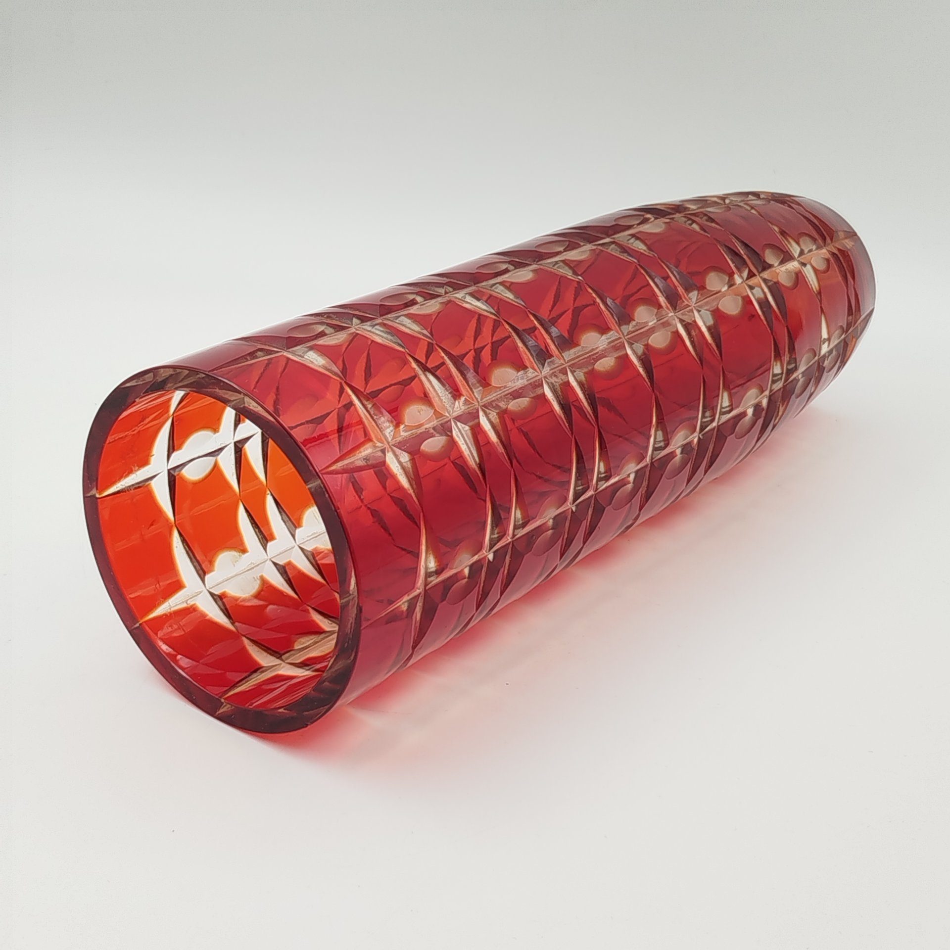 Ваза «Подарочная» рубинового оттенка с геометрическим декором, автор А.И. Новиков