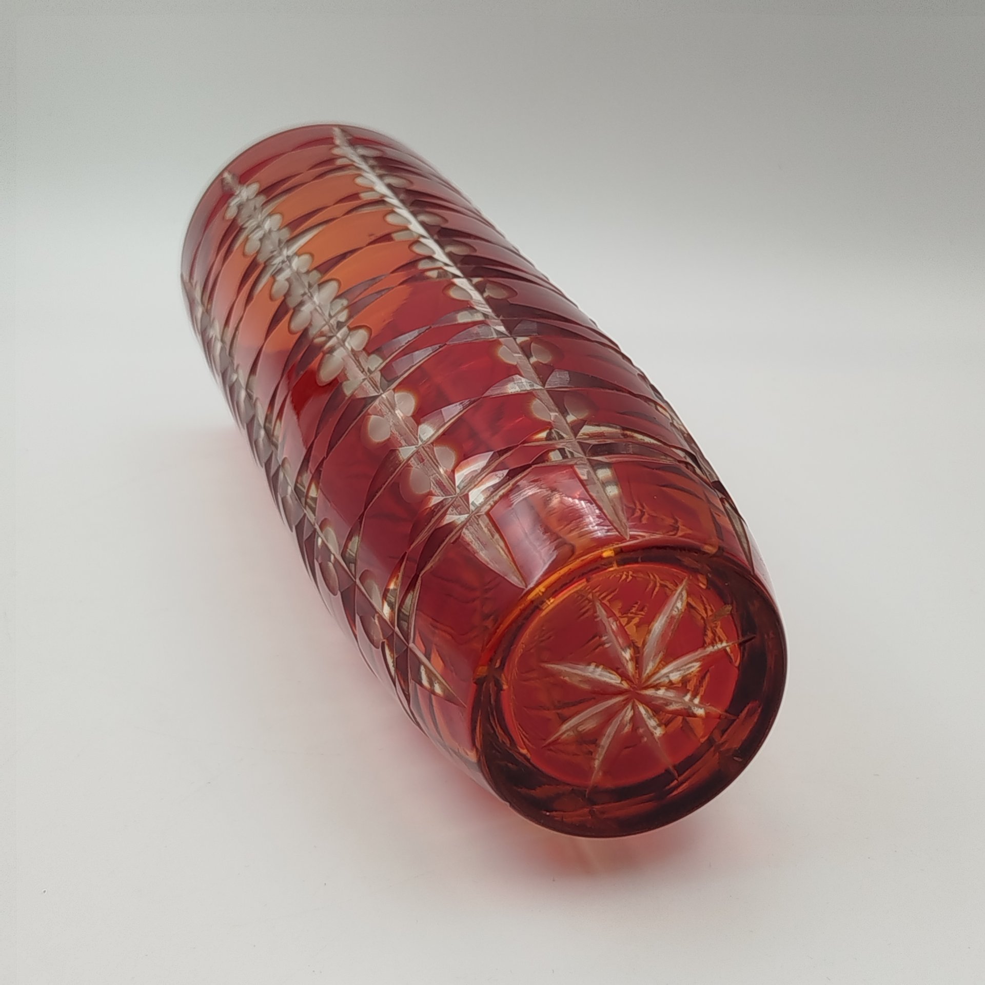 Ваза «Подарочная» рубинового оттенка с геометрическим декором, автор А.И. Новиков