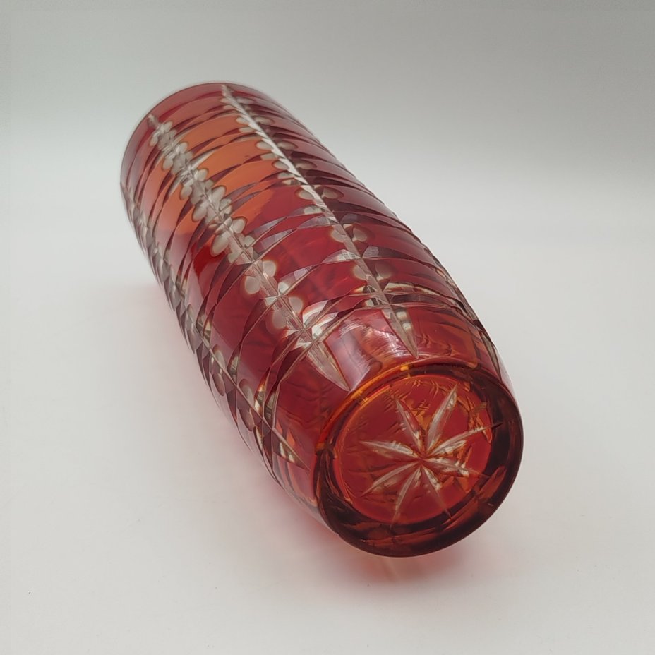 Ваза «Подарочная» рубинового оттенка с геометрическим декором, автор А.И. Новиков