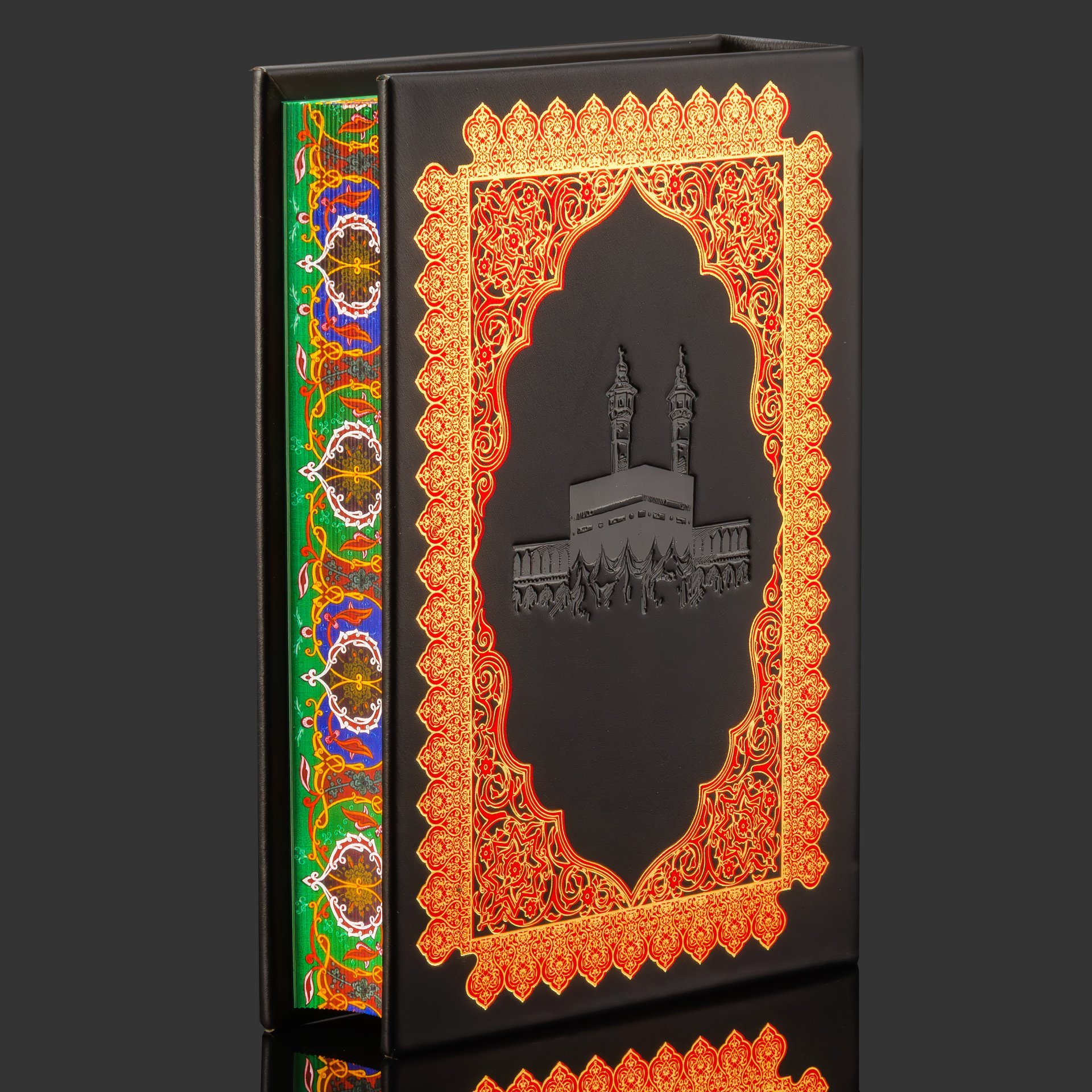 Книга в кожаном переплете "Коран" на русском языке, кожаный переплет, тиснение, золочение, обрез с принтом, в бархатной подарочной упаковке, Российская Федерация, 2025 г.