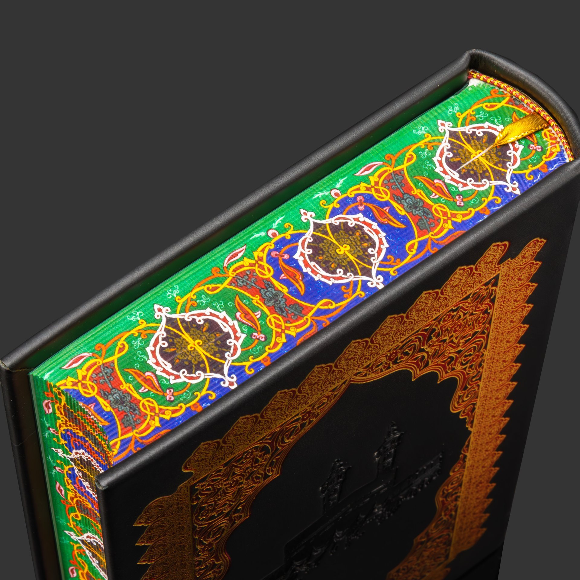 Книга в кожаном переплете "Коран" на русском языке, кожаный переплет, тиснение, золочение, обрез с принтом, в бархатной подарочной упаковке, Российская Федерация, 2025 г.