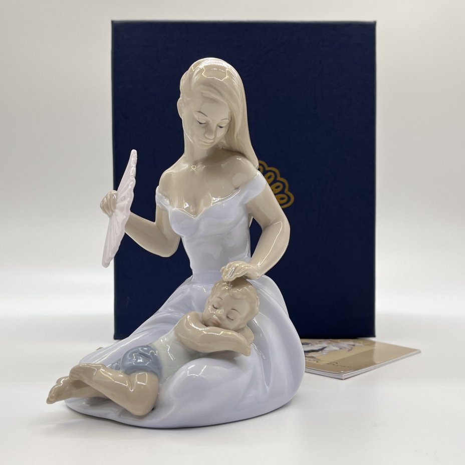 Статуэтка "Девушка с ребенком", фарфор, Pavone, Италия, 2025 г.