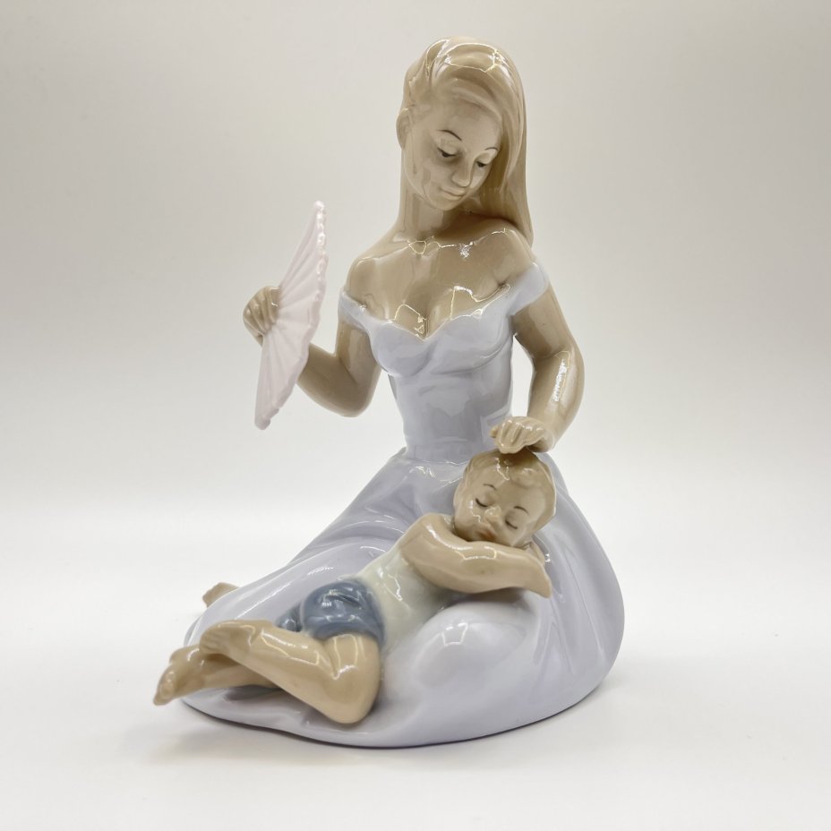 Статуэтка "Девушка с ребенком", фарфор, Pavone, Италия, 2025 г.