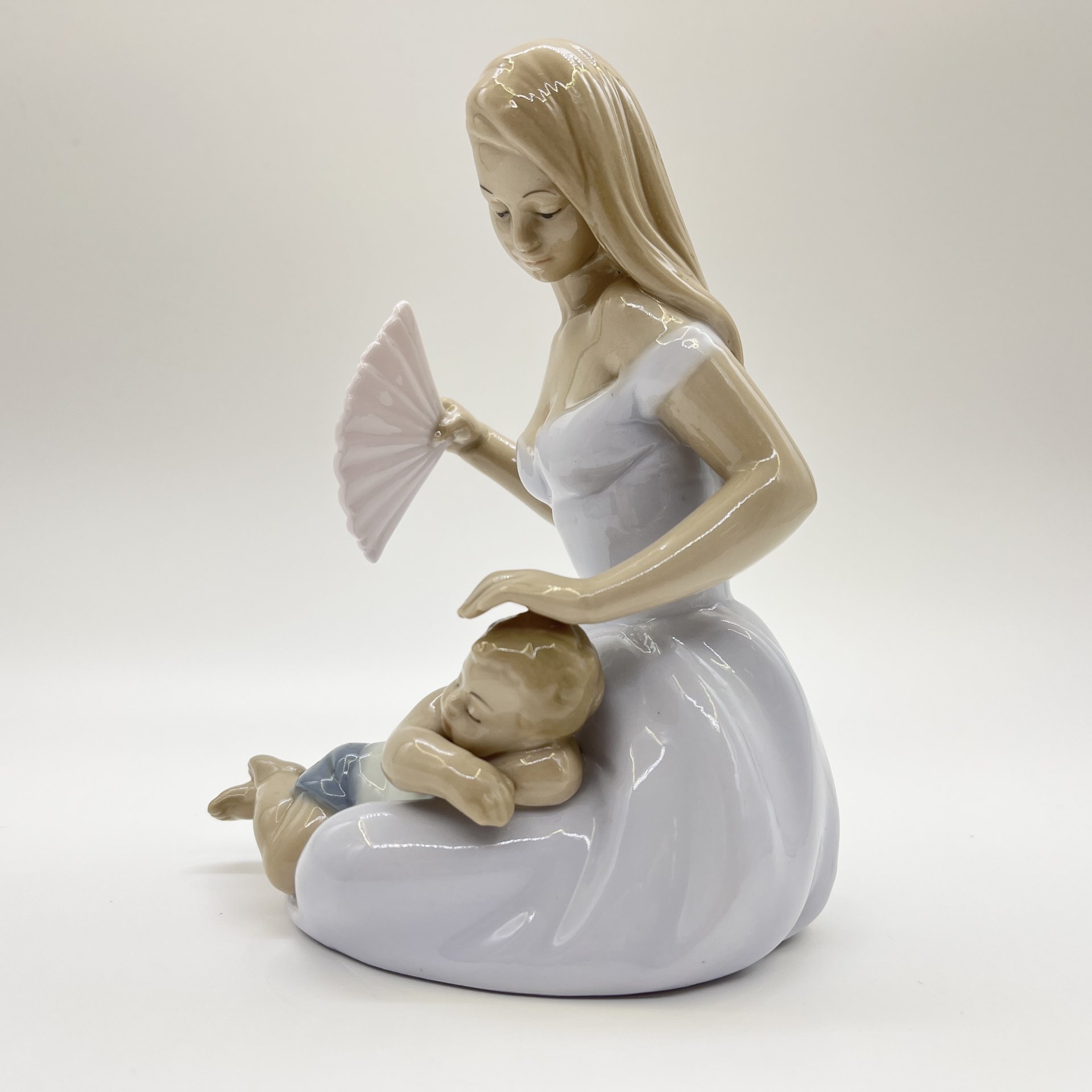 Статуэтка "Девушка с ребенком", фарфор, Pavone, Италия, 2025 г.