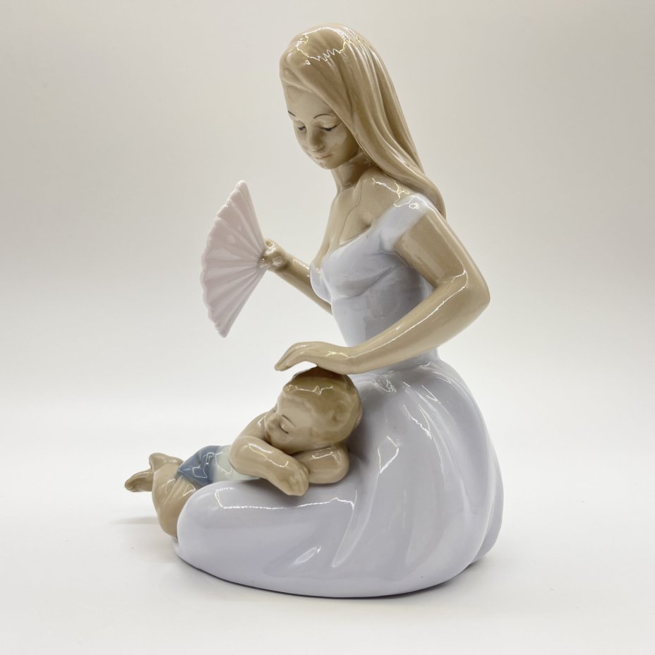 Статуэтка "Девушка с ребенком", фарфор, Pavone, Италия, 2025 г.
