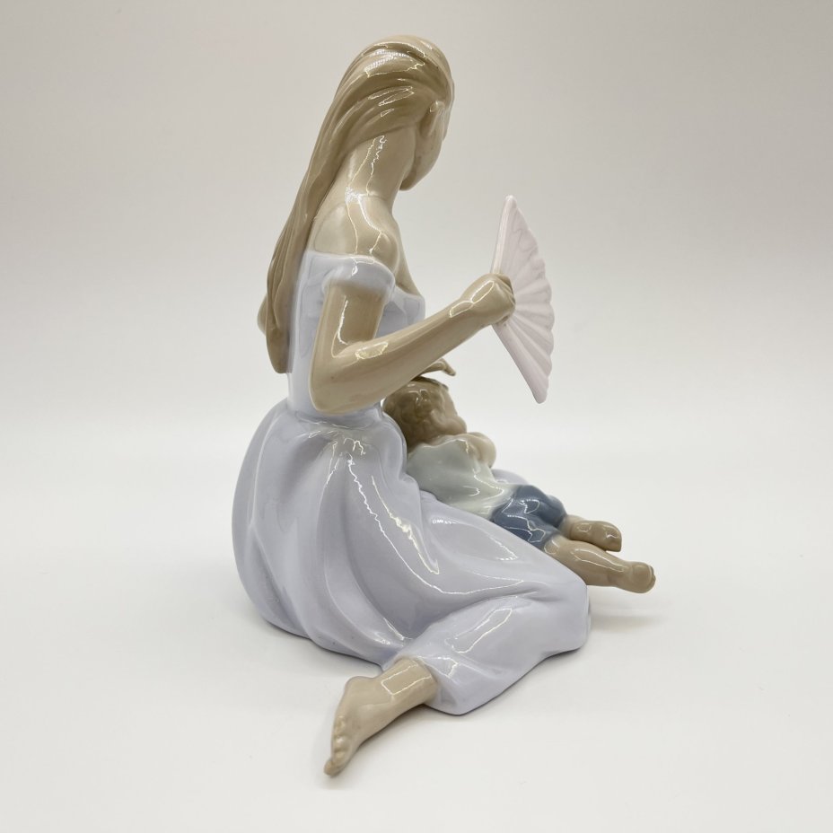Статуэтка "Девушка с ребенком", фарфор, Pavone, Италия, 2025 г.