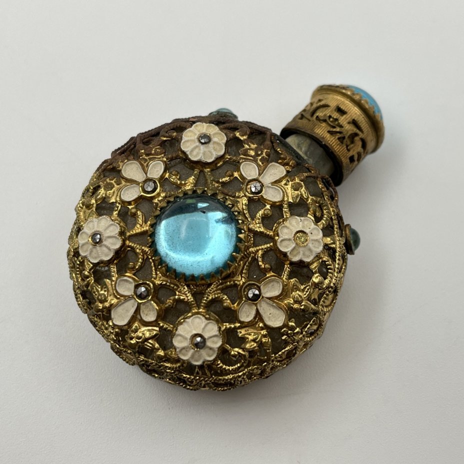 Флакон парфюмерный в ажурной оплётке с цветочным декором, стекло, латунь, эмали, Jablonex (Яблонекс), Чехословакия, 1950-1980 гг.