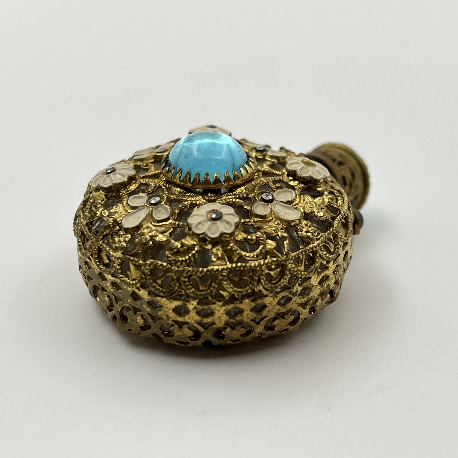 Флакон парфюмерный в ажурной оплётке с цветочным декором, стекло, латунь, эмали, Jablonex (Яблонекс), Чехословакия, 1950-1980 гг.