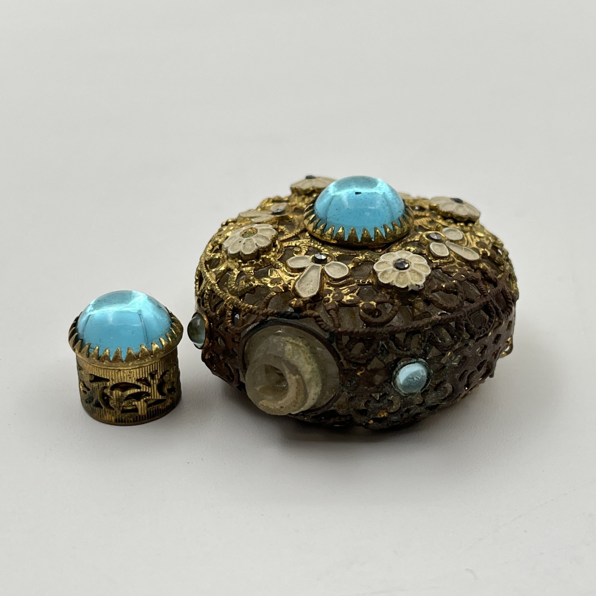 Флакон парфюмерный в ажурной оплётке с цветочным декором, стекло, латунь, эмали, Jablonex (Яблонекс), Чехословакия, 1950-1980 гг.