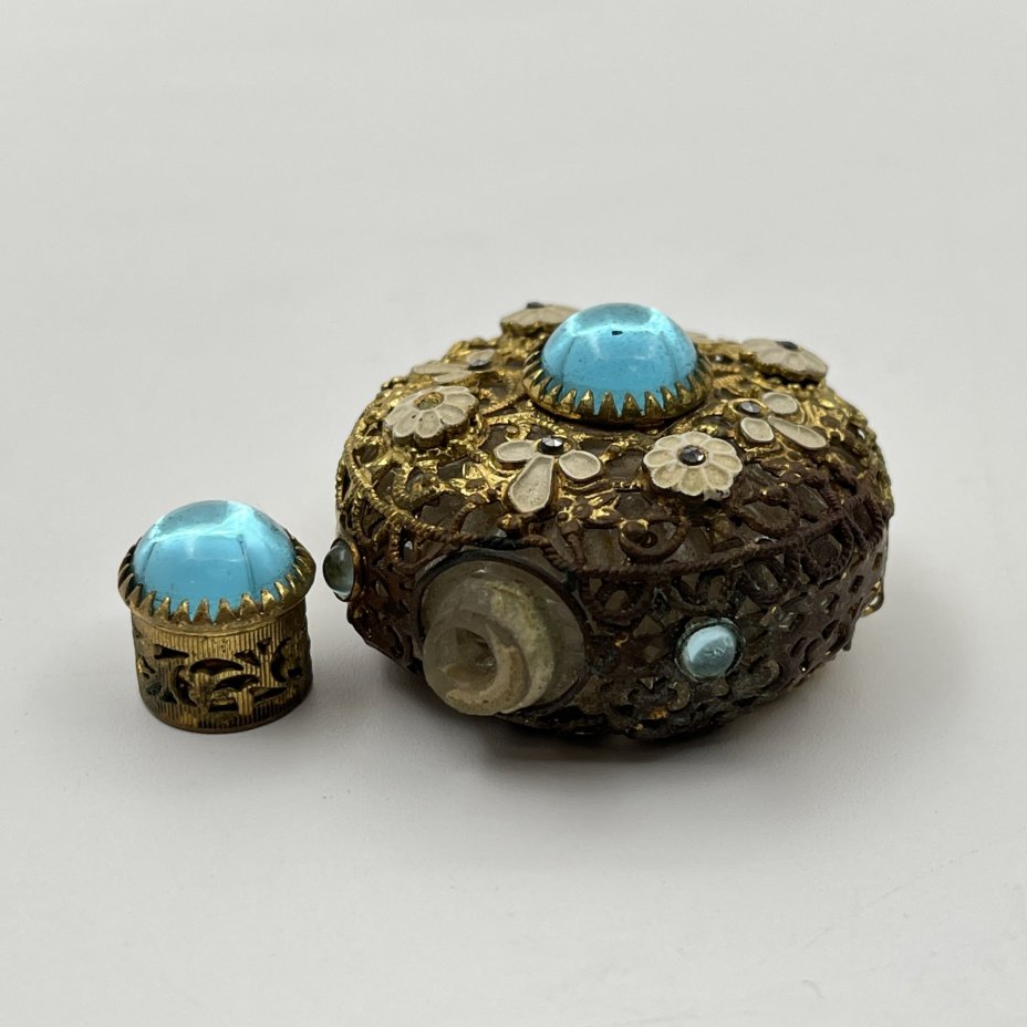 Флакон парфюмерный в ажурной оплётке с цветочным декором, стекло, латунь, эмали, Jablonex (Яблонекс), Чехословакия, 1950-1980 гг.