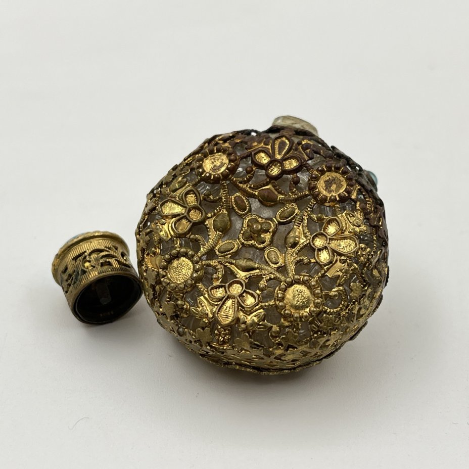 Флакон парфюмерный в ажурной оплётке с цветочным декором, стекло, латунь, эмали, Jablonex (Яблонекс), Чехословакия, 1950-1980 гг.