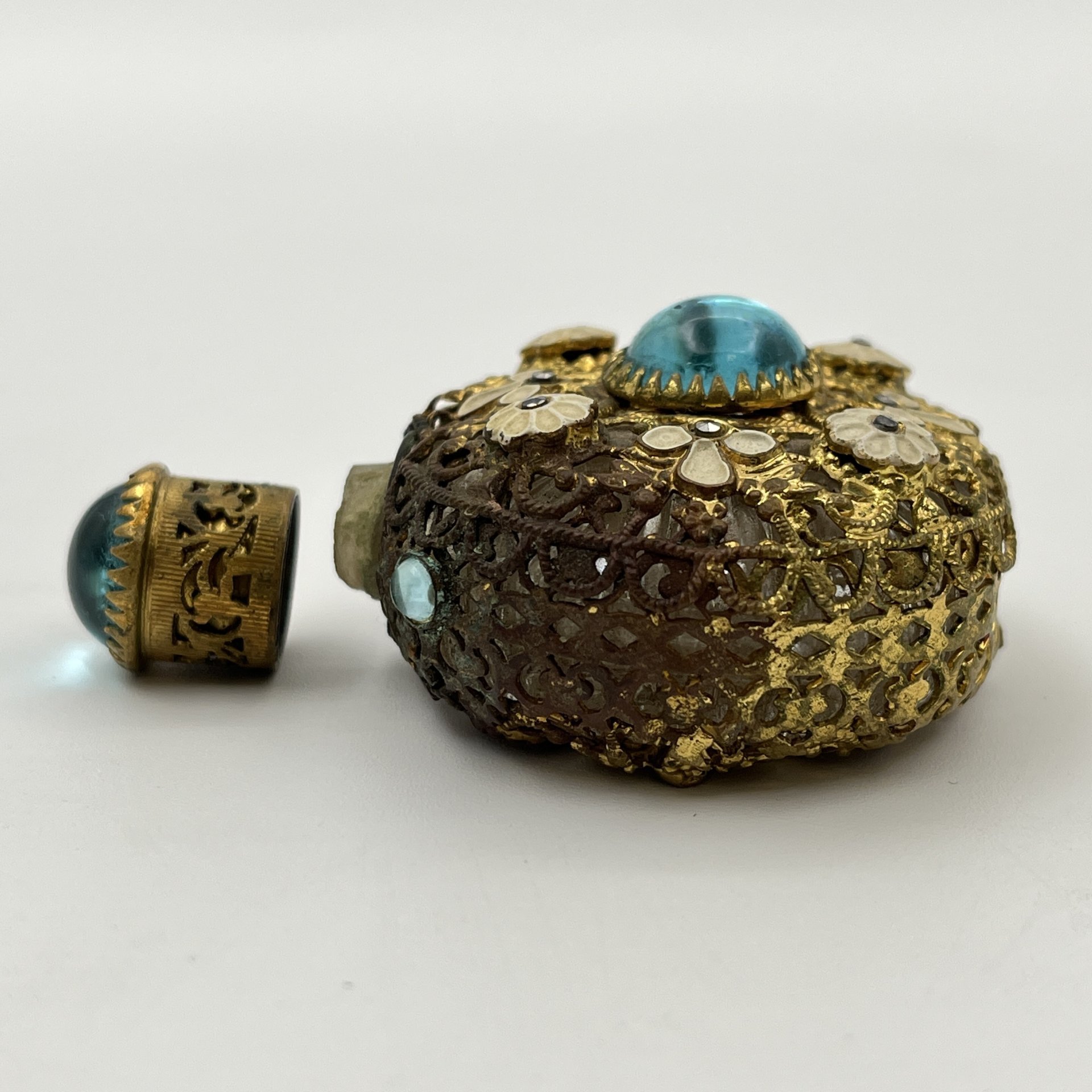 Флакон парфюмерный в ажурной оплётке с цветочным декором, стекло, латунь, эмали, Jablonex (Яблонекс), Чехословакия, 1950-1980 гг.