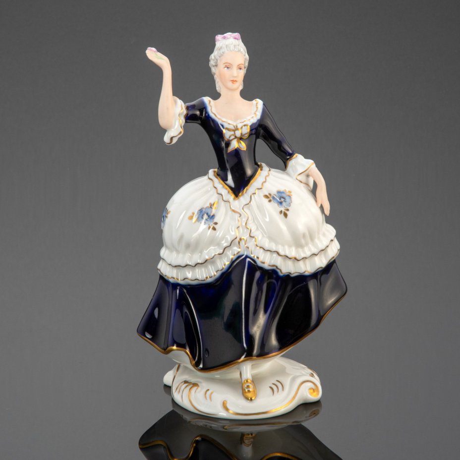 Статуэтка "Дама с цветком", Royal Dux