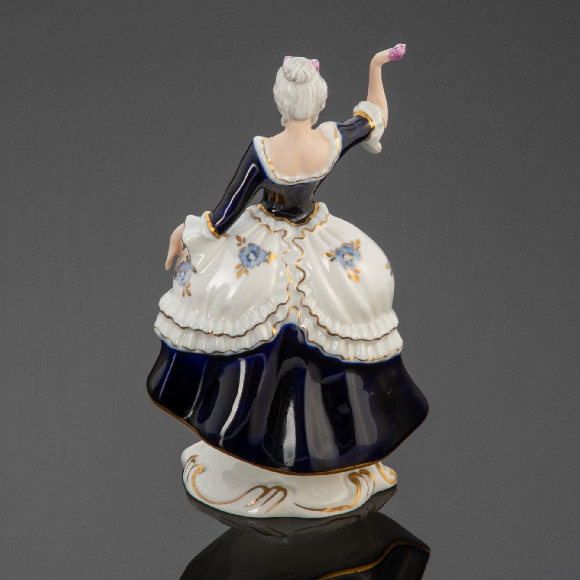 Статуэтка "Дама с цветком", Royal Dux