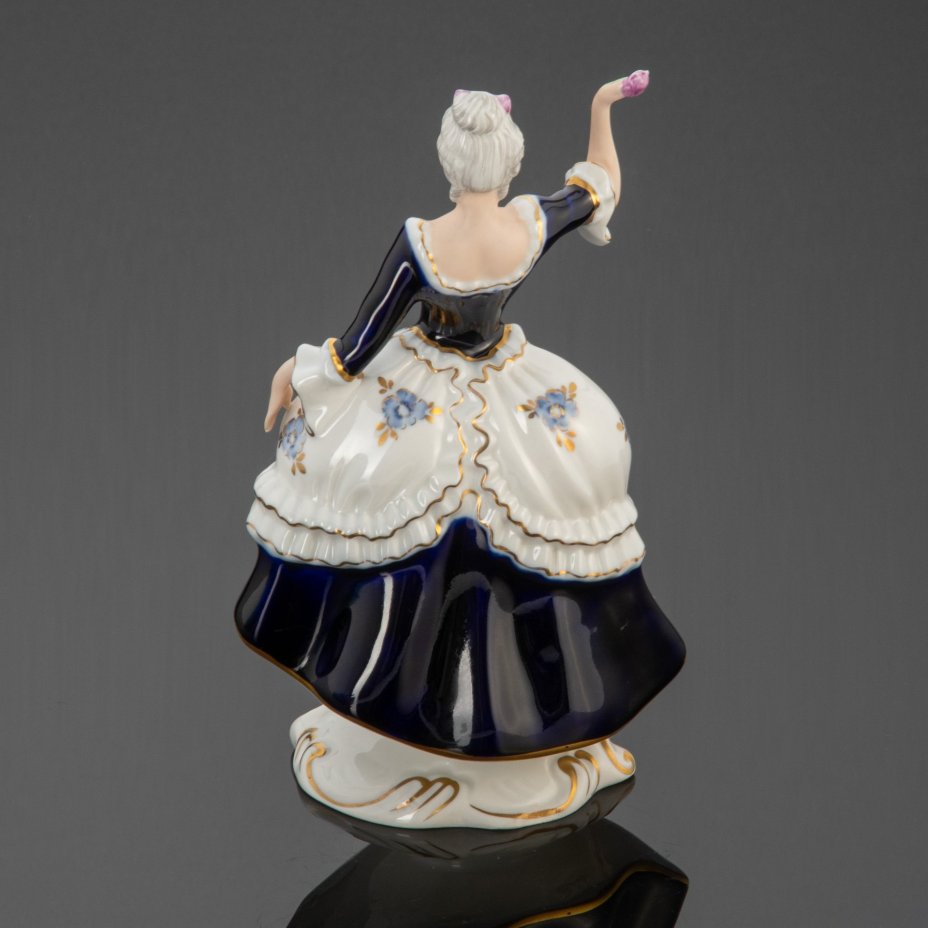 Статуэтка "Дама с цветком", Royal Dux