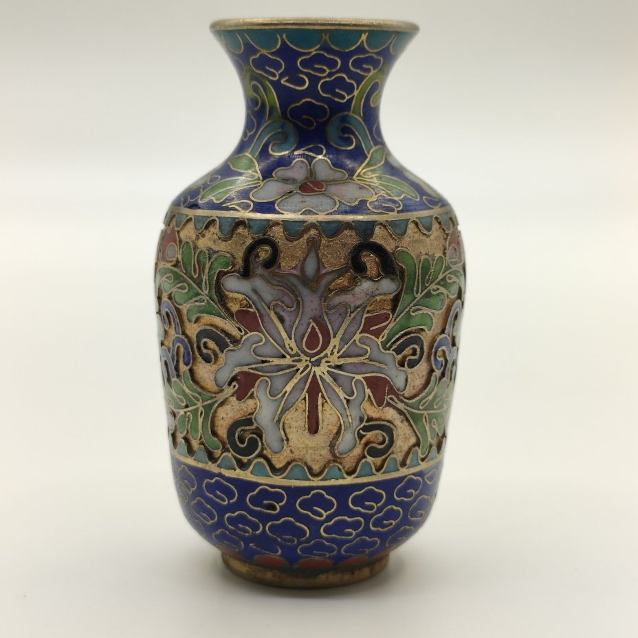 Ваза миниатюрная синего цвета, украшенная цветочным декором, латунь, клуазоне (перегородчатая эмаль), Китай, 1960-1980 гг.