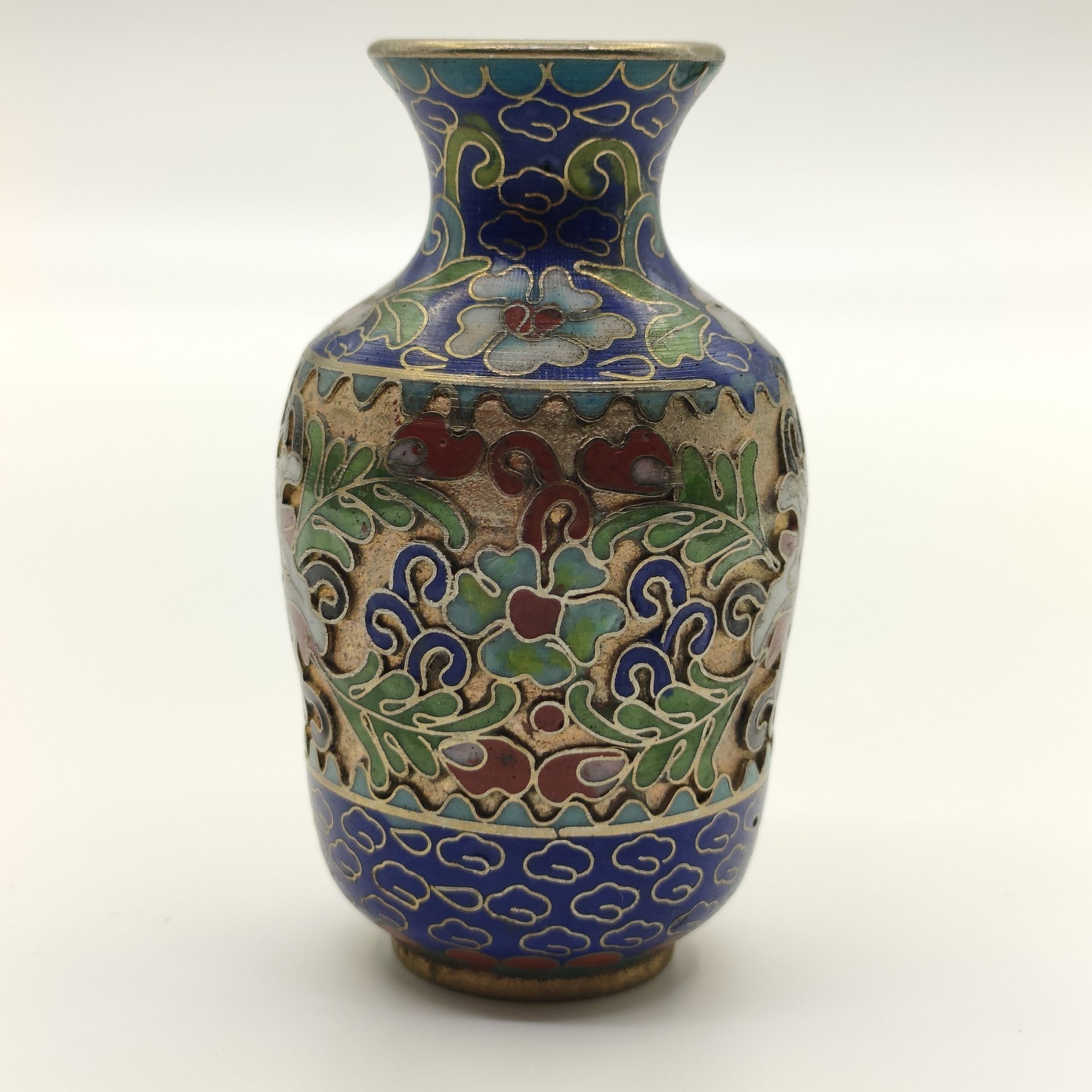 Ваза миниатюрная синего цвета, украшенная цветочным декором, латунь, клуазоне (перегородчатая эмаль), Китай, 1960-1980 гг.