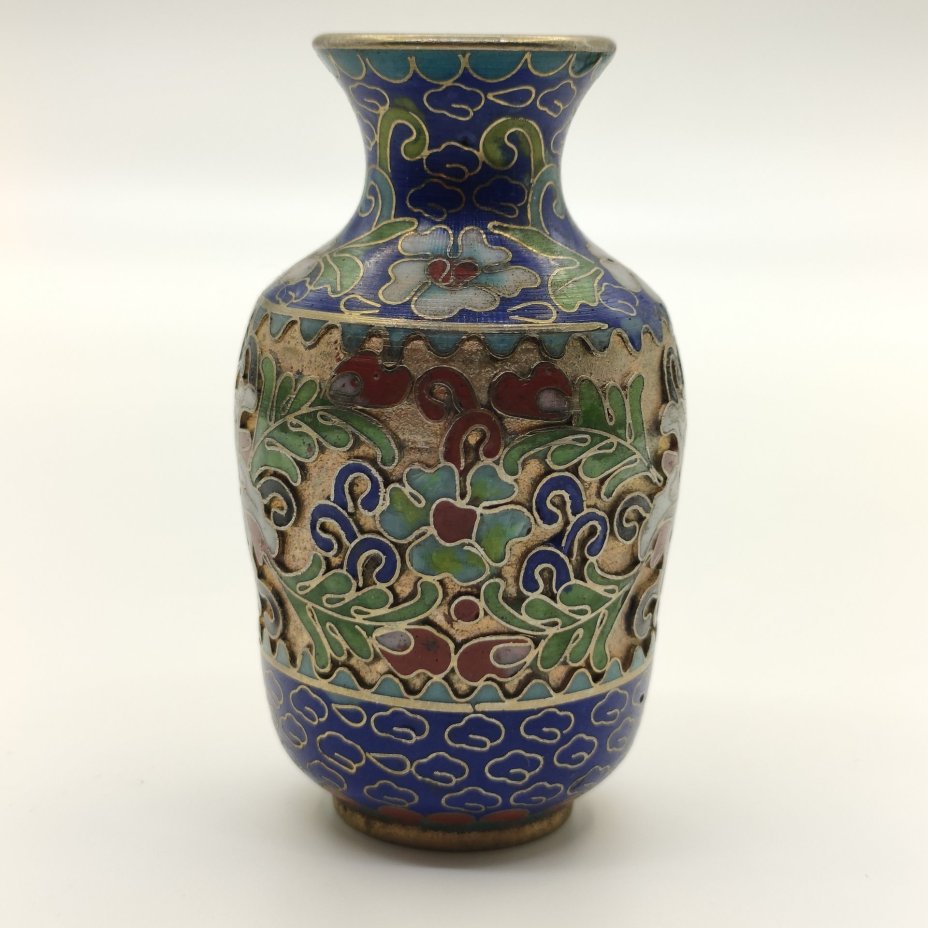 Ваза миниатюрная синего цвета, украшенная цветочным декором, латунь, клуазоне (перегородчатая эмаль), Китай, 1960-1980 гг.