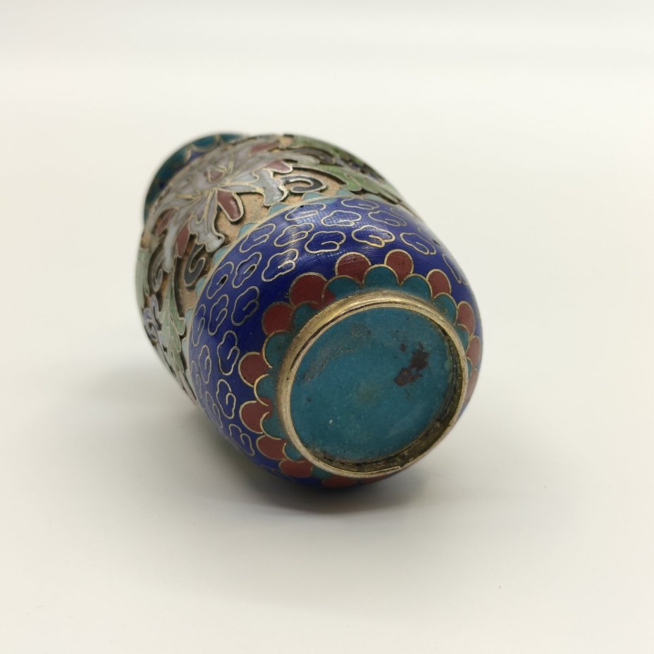 Ваза миниатюрная синего цвета, украшенная цветочным декором, латунь, клуазоне (перегородчатая эмаль), Китай, 1960-1980 гг.