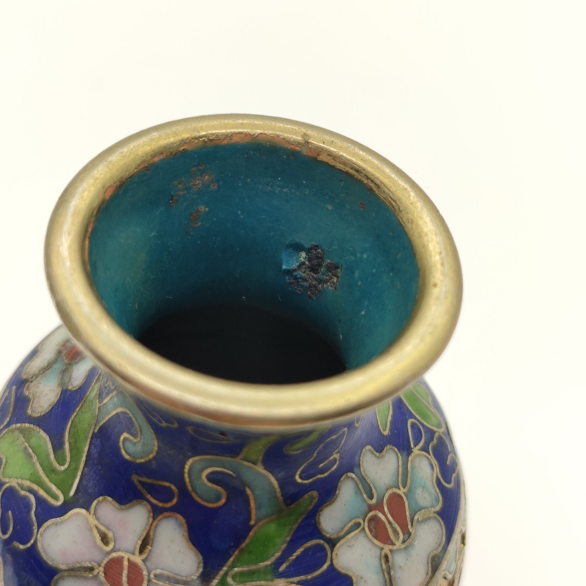 Ваза миниатюрная синего цвета, украшенная цветочным декором, латунь, клуазоне (перегородчатая эмаль), Китай, 1960-1980 гг.