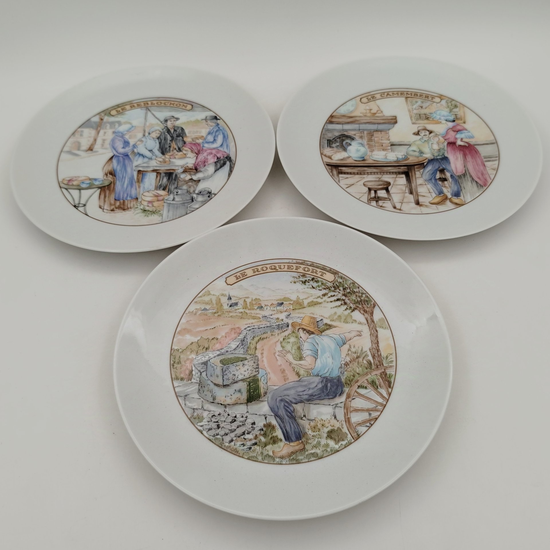 Набор из 3 десертных тарелок "Сыры", посвященный различным сортам сыра, Porcelaine de Sologne Limoges