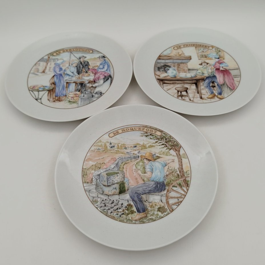 Набор из 3 десертных тарелок "Сыры", посвященный различным сортам сыра, Porcelaine de Sologne Limoges