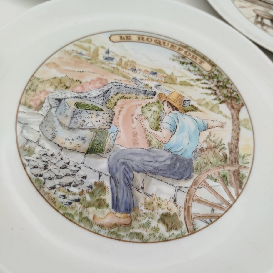 Набор из 3 десертных тарелок "Сыры", посвященный различным сортам сыра, Porcelaine de Sologne Limoges