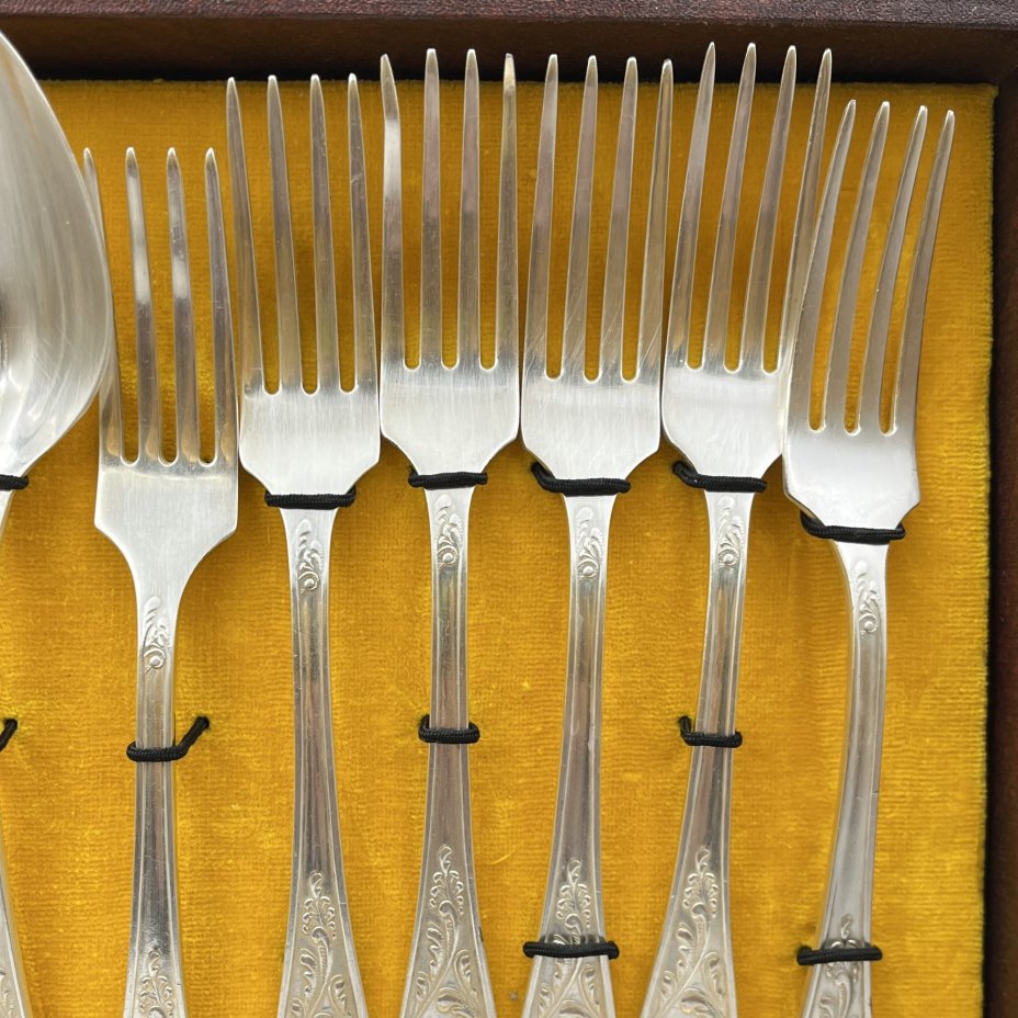 Набор столовых приборов "Олимпиада-80" в оригинальном футляре (24 предмета)