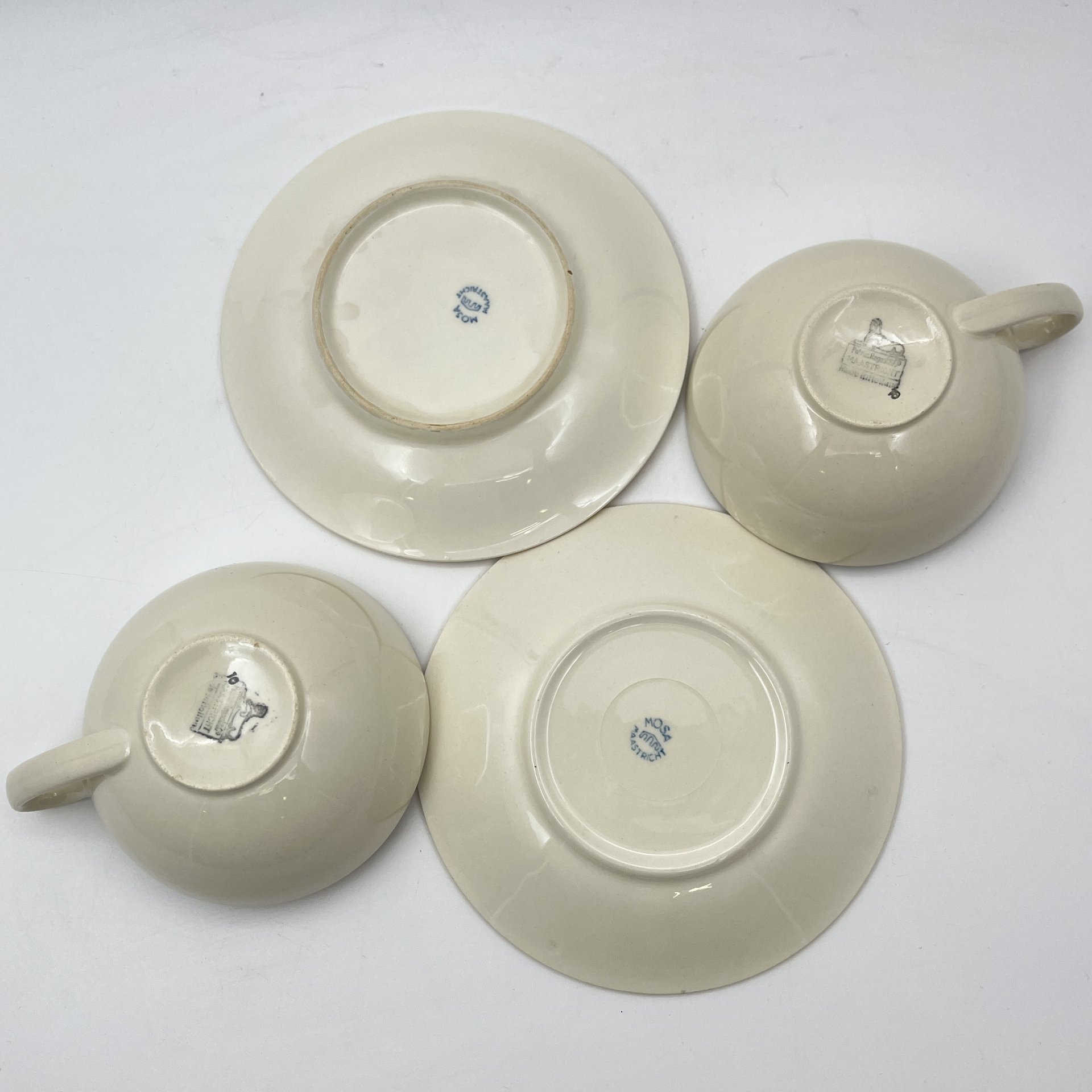 Набор чайных пар на две персоны с декором в виде линий, Petrus Regout Maastricht, фаянс, золочение, Нидерланды, 1890-1930 гг.