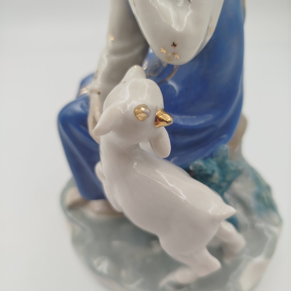 Статуэтка "Сестрица Алёнушка и братец Иванушка", скульптор А.А. Киселёв, фарфор, роспись, золочение, Ленинградский завод фарфоровых изделий (ЛЗФИ), СССР, 1956-1967 гг.