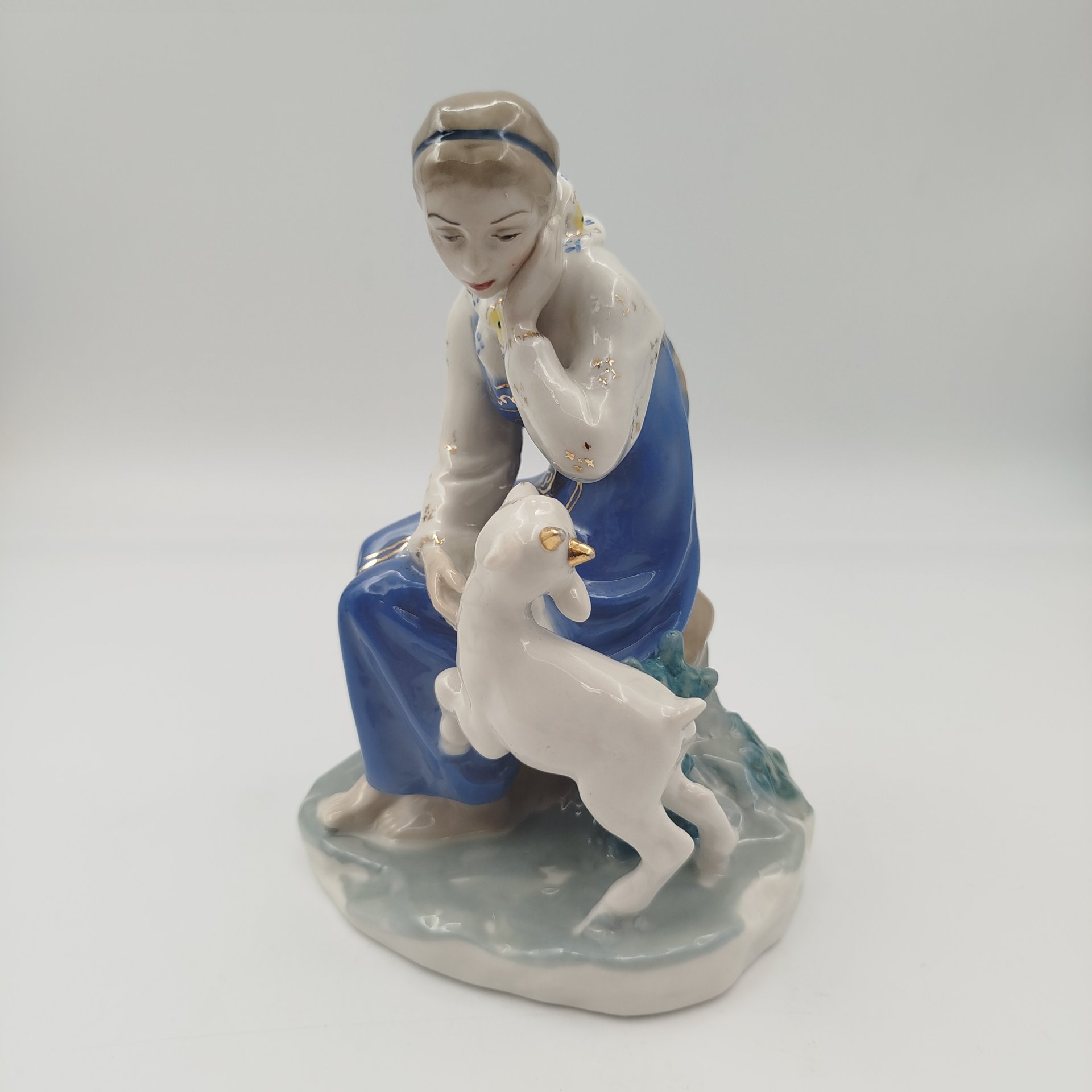 Статуэтка "Сестрица Алёнушка и братец Иванушка", скульптор А.А. Киселёв, фарфор, роспись, золочение, Ленинградский завод фарфоровых изделий (ЛЗФИ), СССР, 1956-1967 гг.