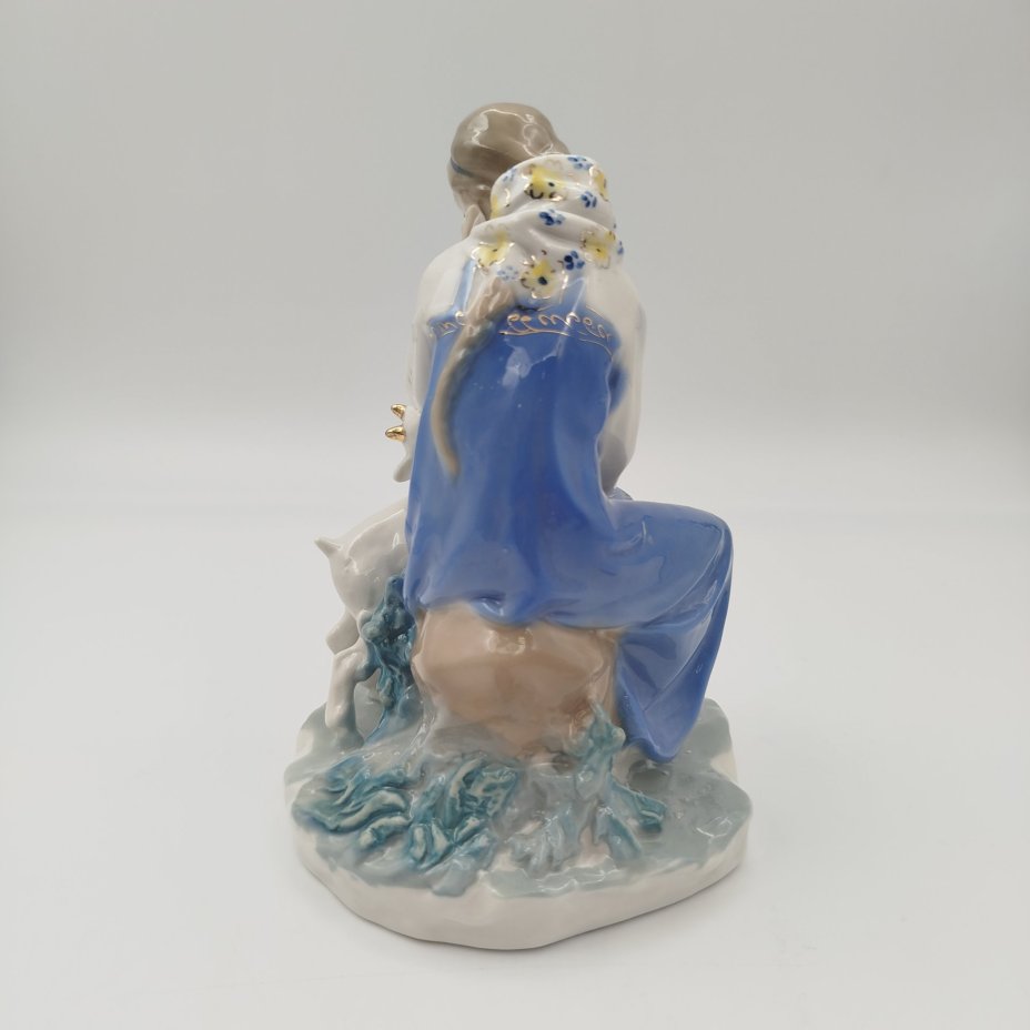 Статуэтка "Сестрица Алёнушка и братец Иванушка", скульптор А.А. Киселёв, фарфор, роспись, золочение, Ленинградский завод фарфоровых изделий (ЛЗФИ), СССР, 1956-1967 гг.