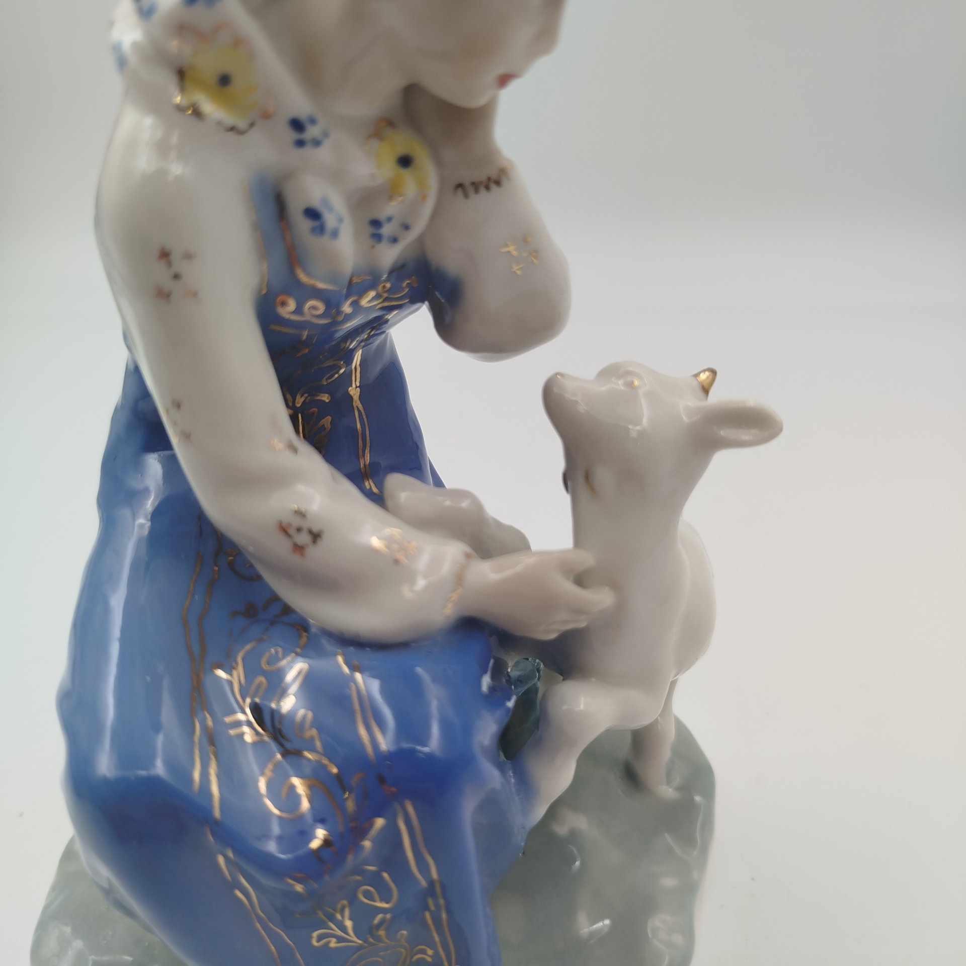 Статуэтка "Сестрица Алёнушка и братец Иванушка", скульптор А.А. Киселёв, фарфор, роспись, золочение, Ленинградский завод фарфоровых изделий (ЛЗФИ), СССР, 1956-1967 гг.