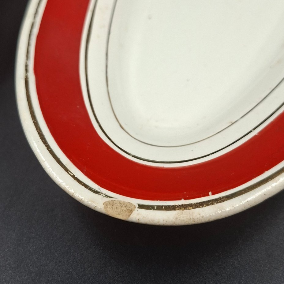 Пара селедочниц с каймой красного цвета